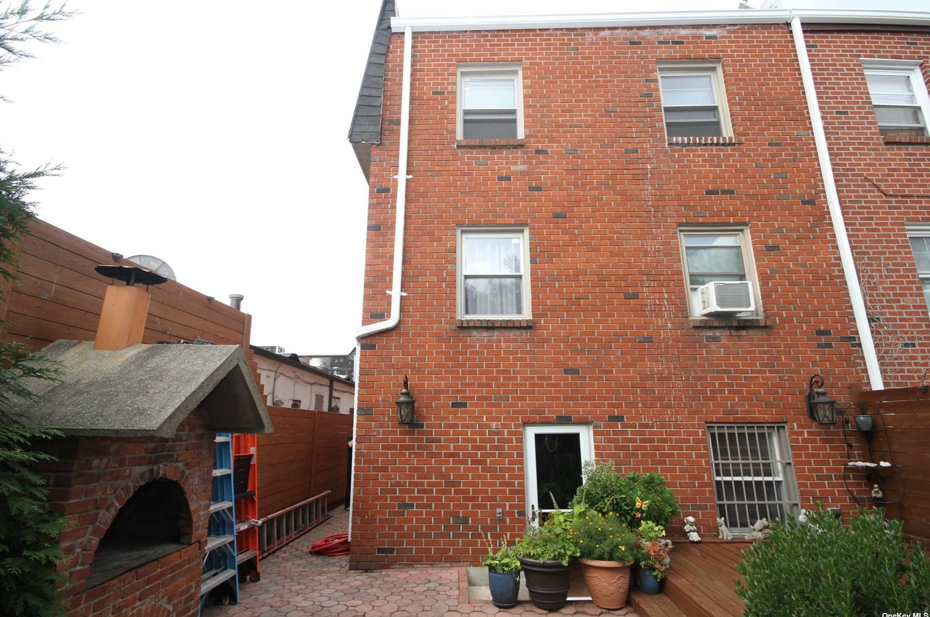 34-37 208th St, Flushing, NY 11361-1120