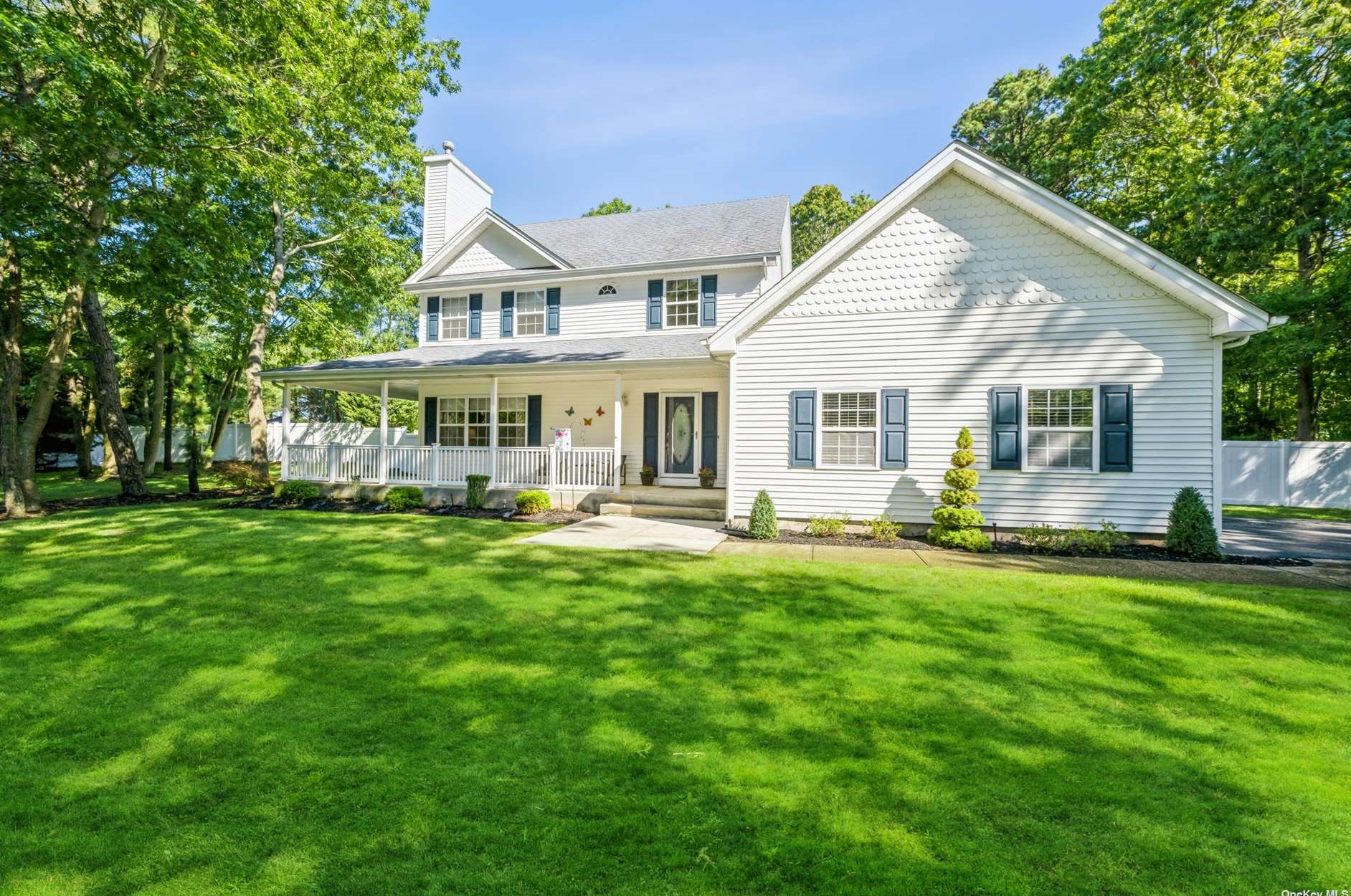 15 Susan Ln, Middle Island, NY 11953-2080