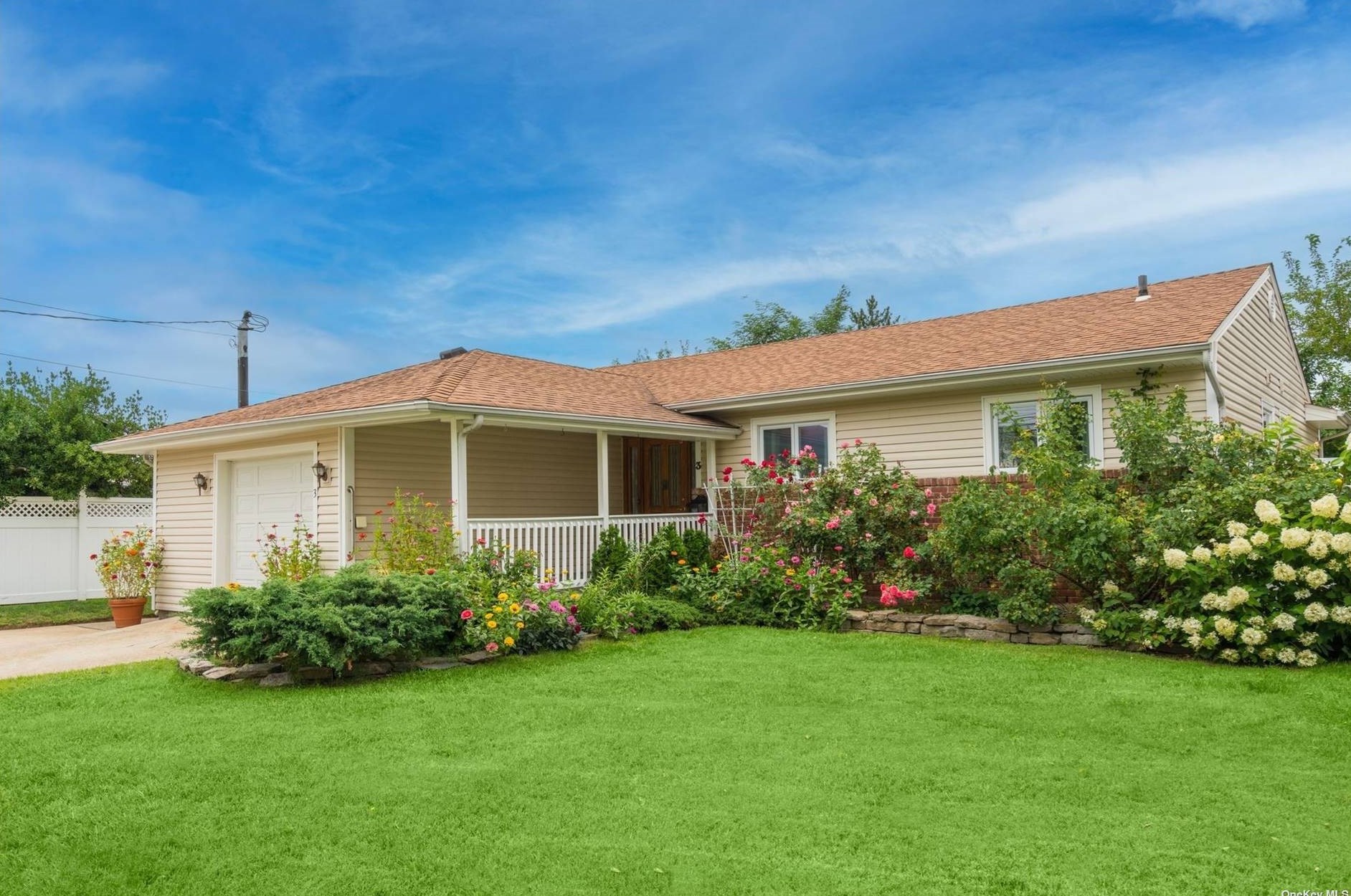 3 Ann Dr, Freeport, NY 11520-5704