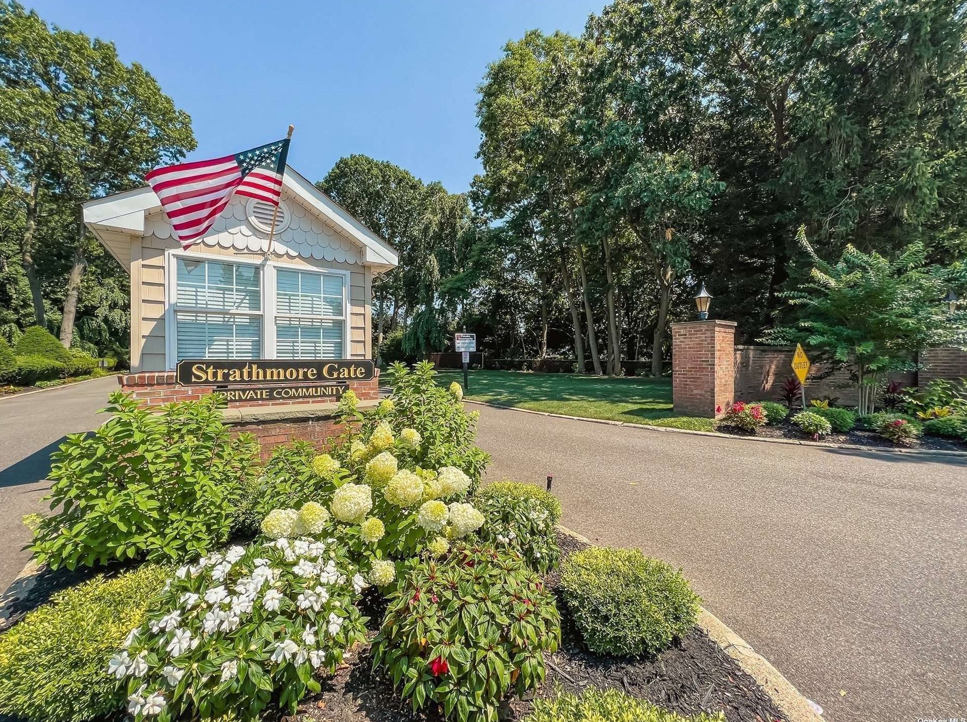8 Strathmore Gate Dr, Stonybrook, NY 11790-3003