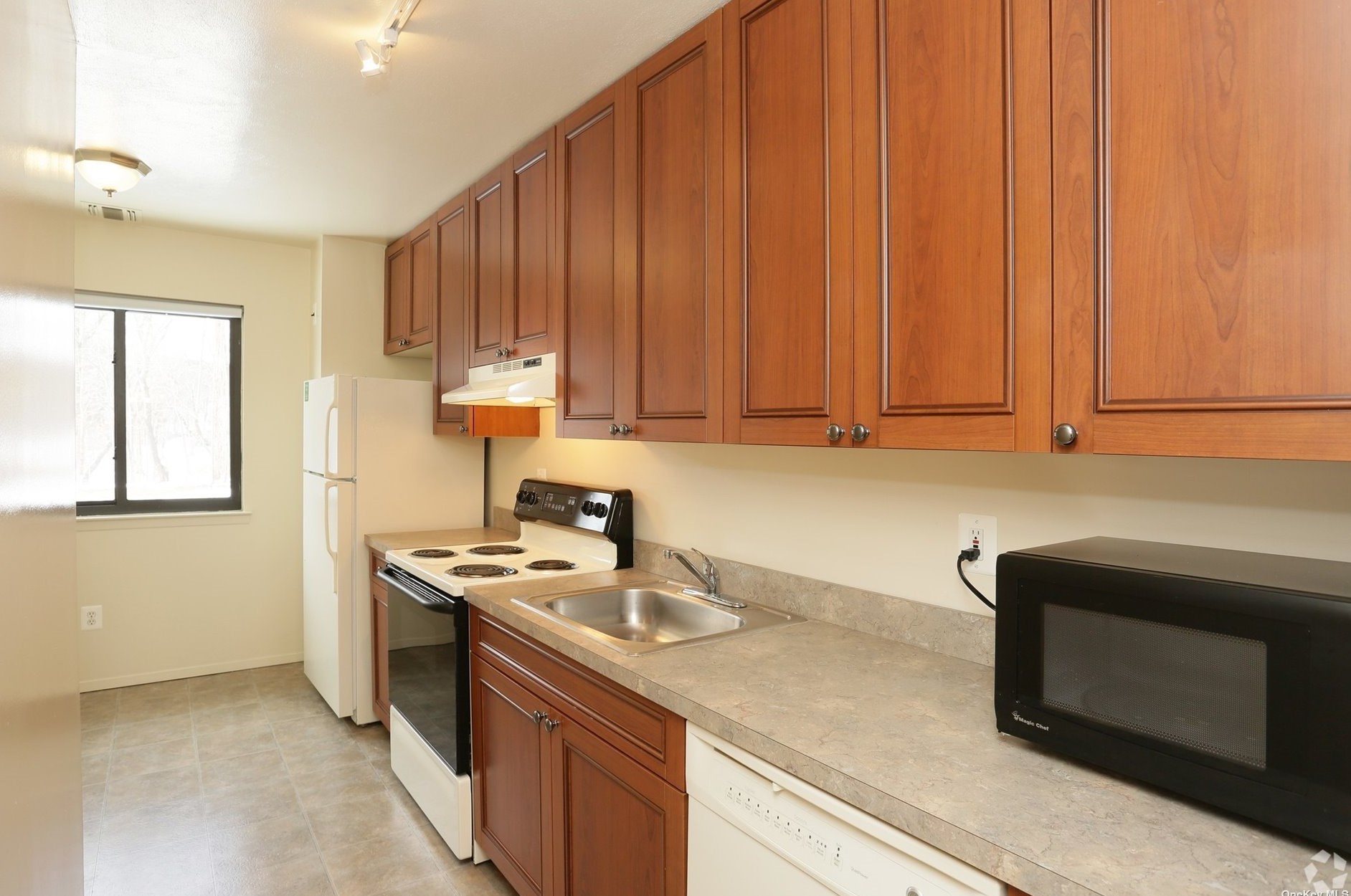 44 Route 25a Apt 103, Smithtown, NY 11787