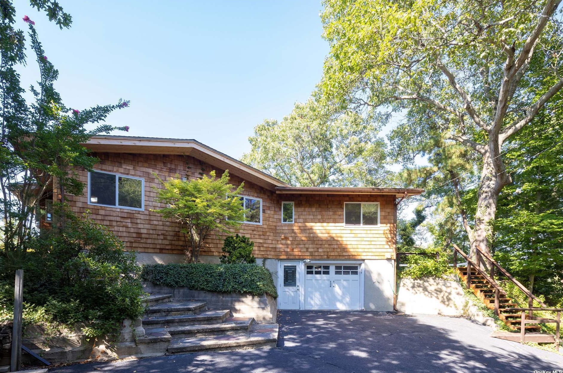 2715 Roanoke Ave, Northampton, NY 11901-6320