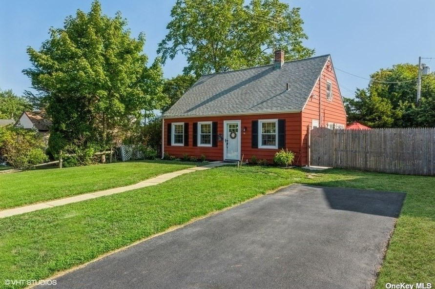 74 Crescent Ln, Plainedge, NY 11756-2533