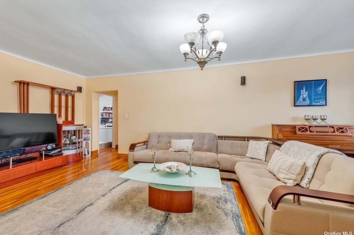6441 Saunders St, Flushing, NY 11374-3248