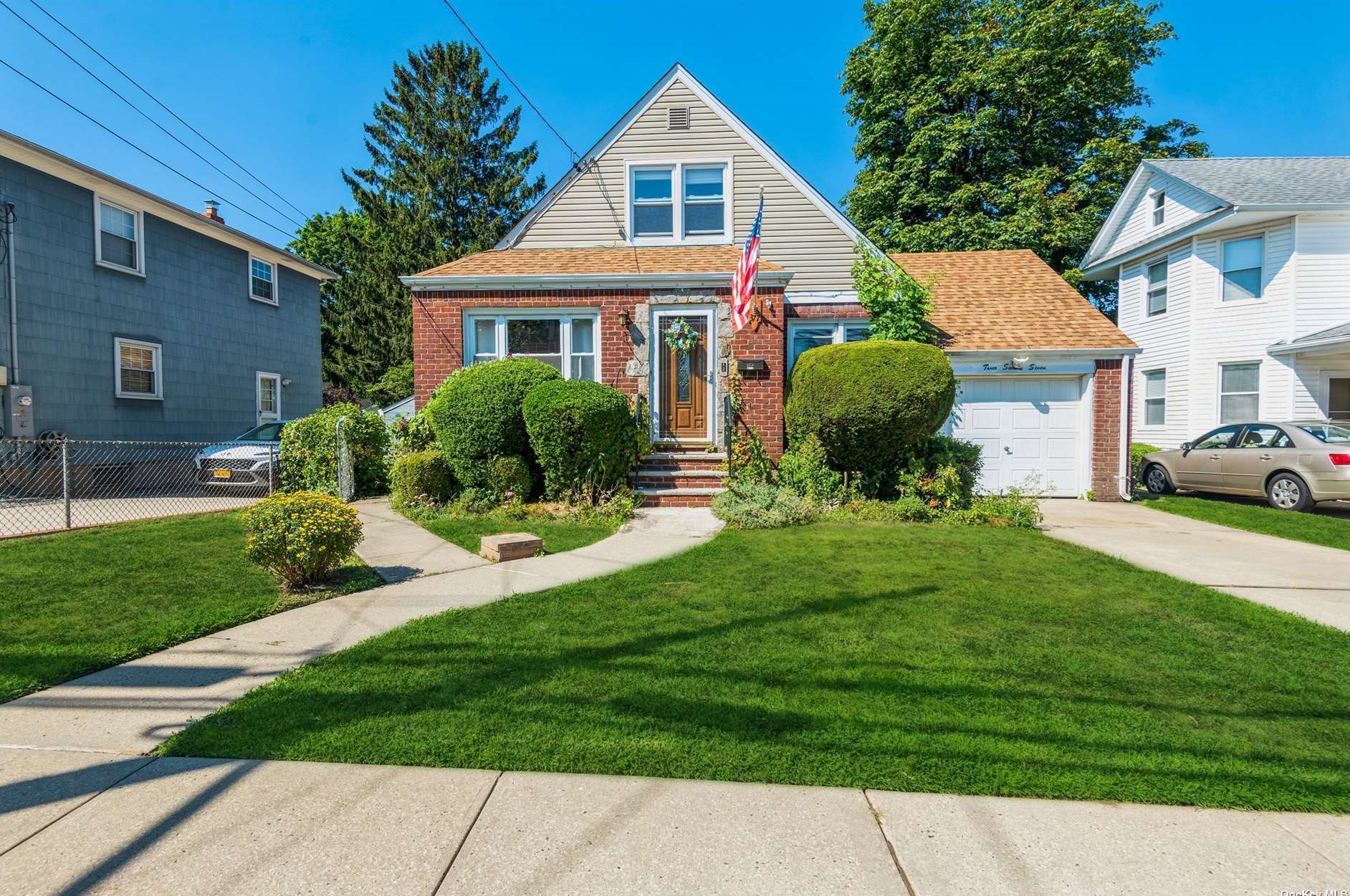 377 Horton Hwy, Garden City, NY 11501-1418