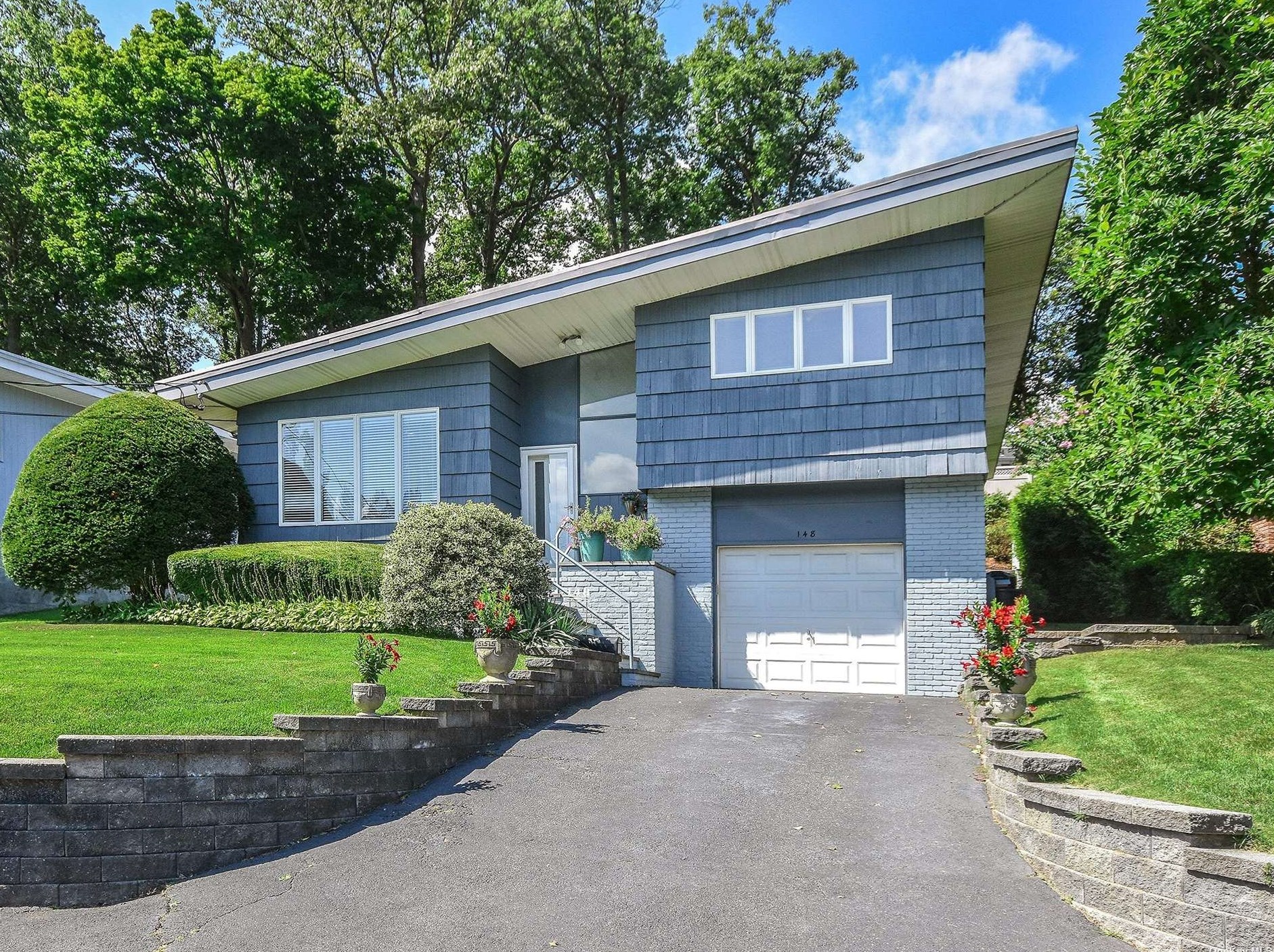148 Cow Neck Rd, Port Washington, NY 11050-1117