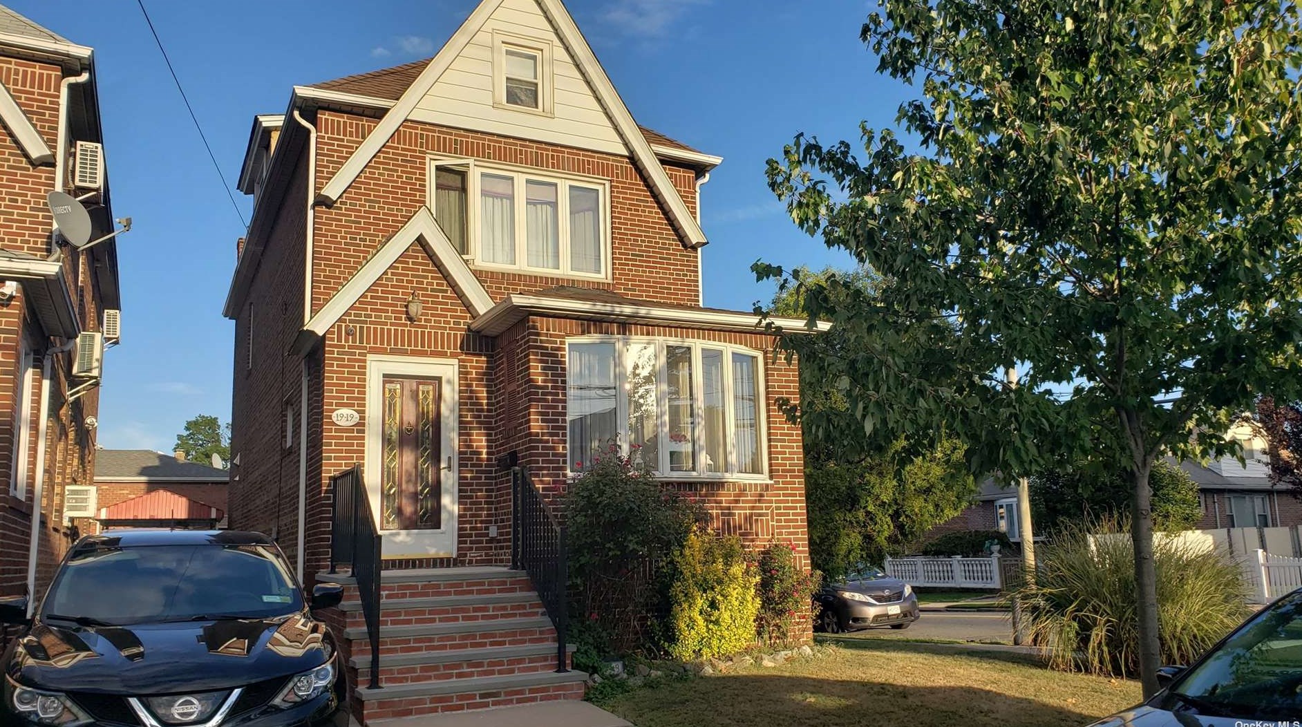 19-19 147th St, Flushing, NY 11357-1112