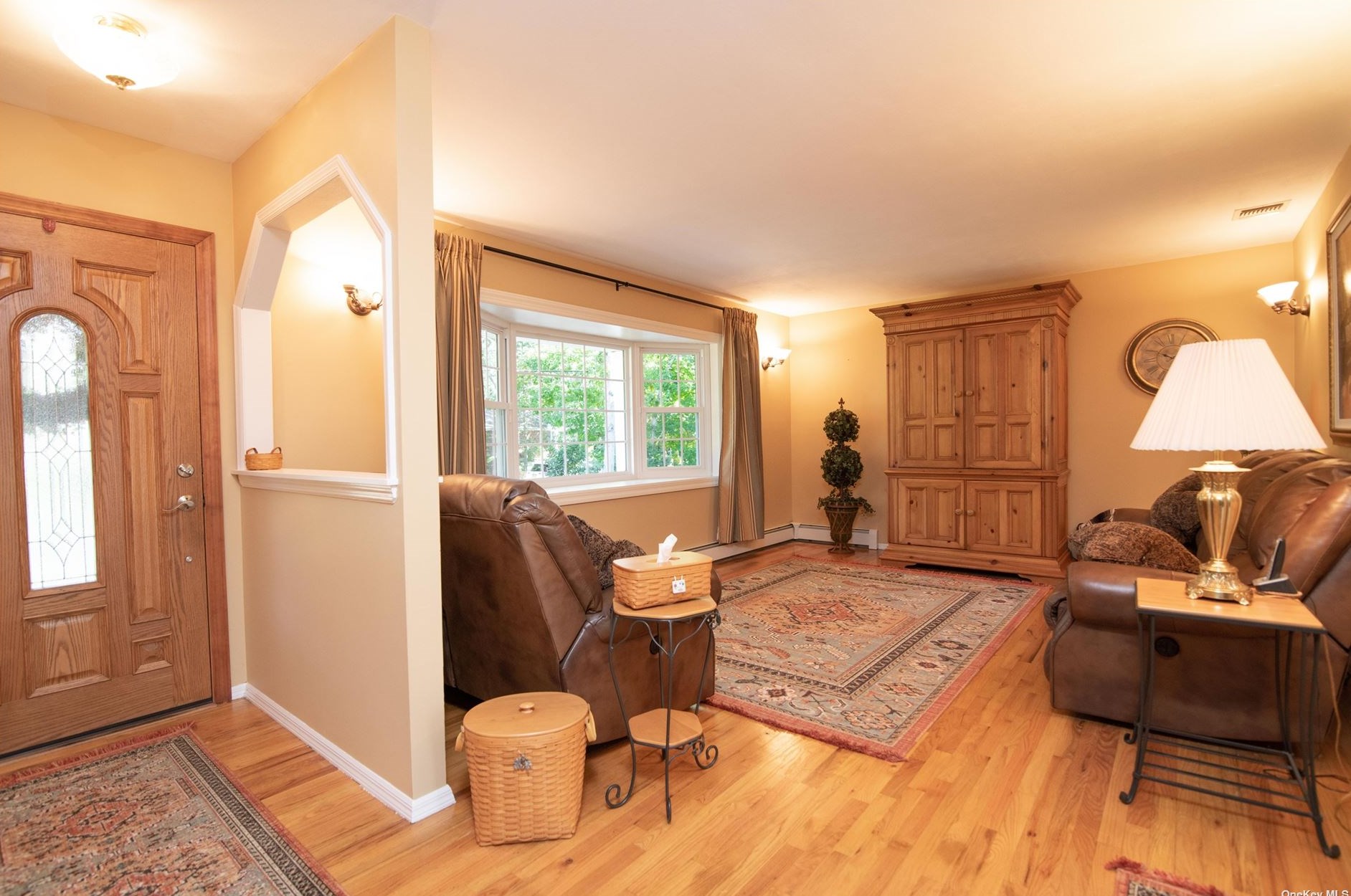 2 Greenport Ave, Gordon Heights, NY 11763-3628