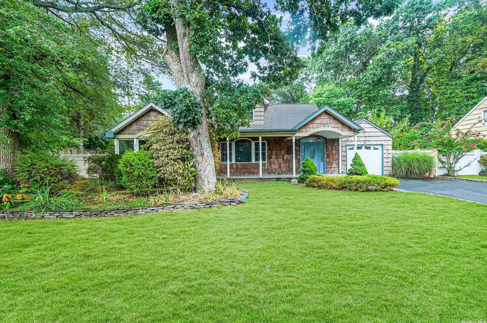 137 Connetquot Dr, Oakdale, NY 11769