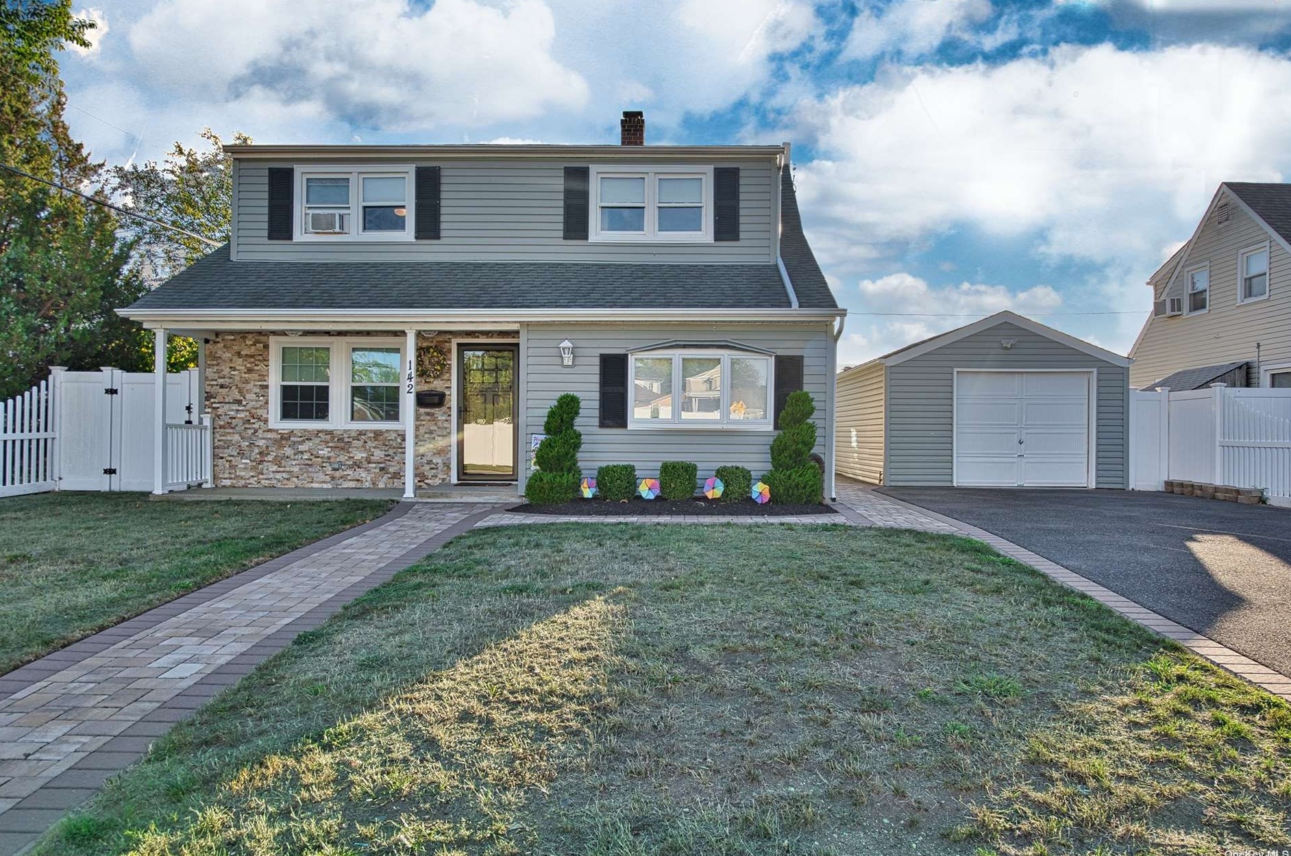 142 Saddle Ln, Plainedge, NY 11756-2627