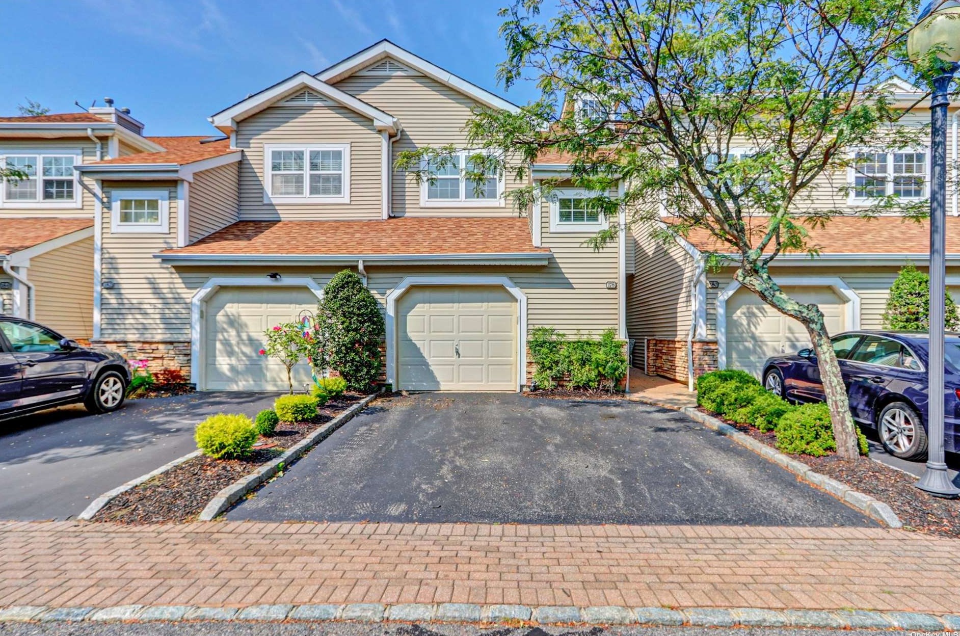 178 Carriage Ln #178, Hicksville, NY 11803