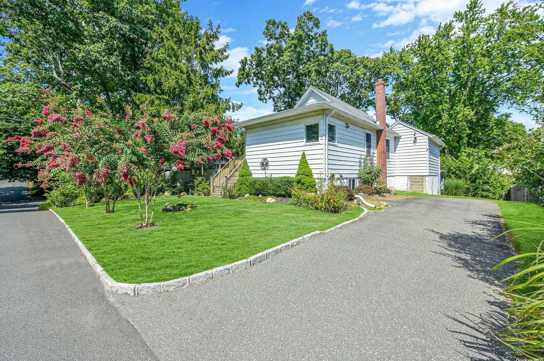 39 Plandome Rd, Scotts Beach, NY 11789
