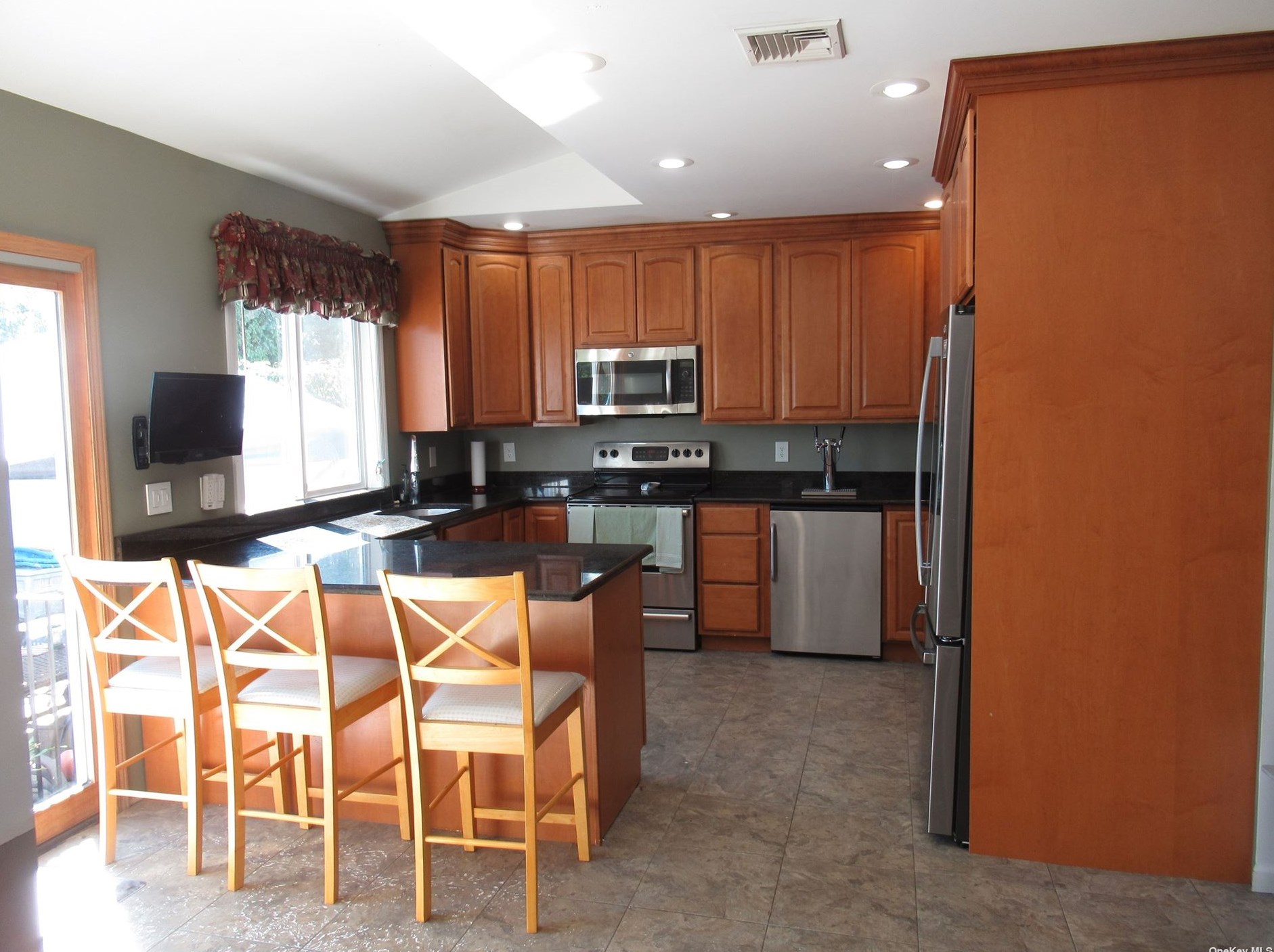 230 Maple St, East Massapequa, NY 11758-2828