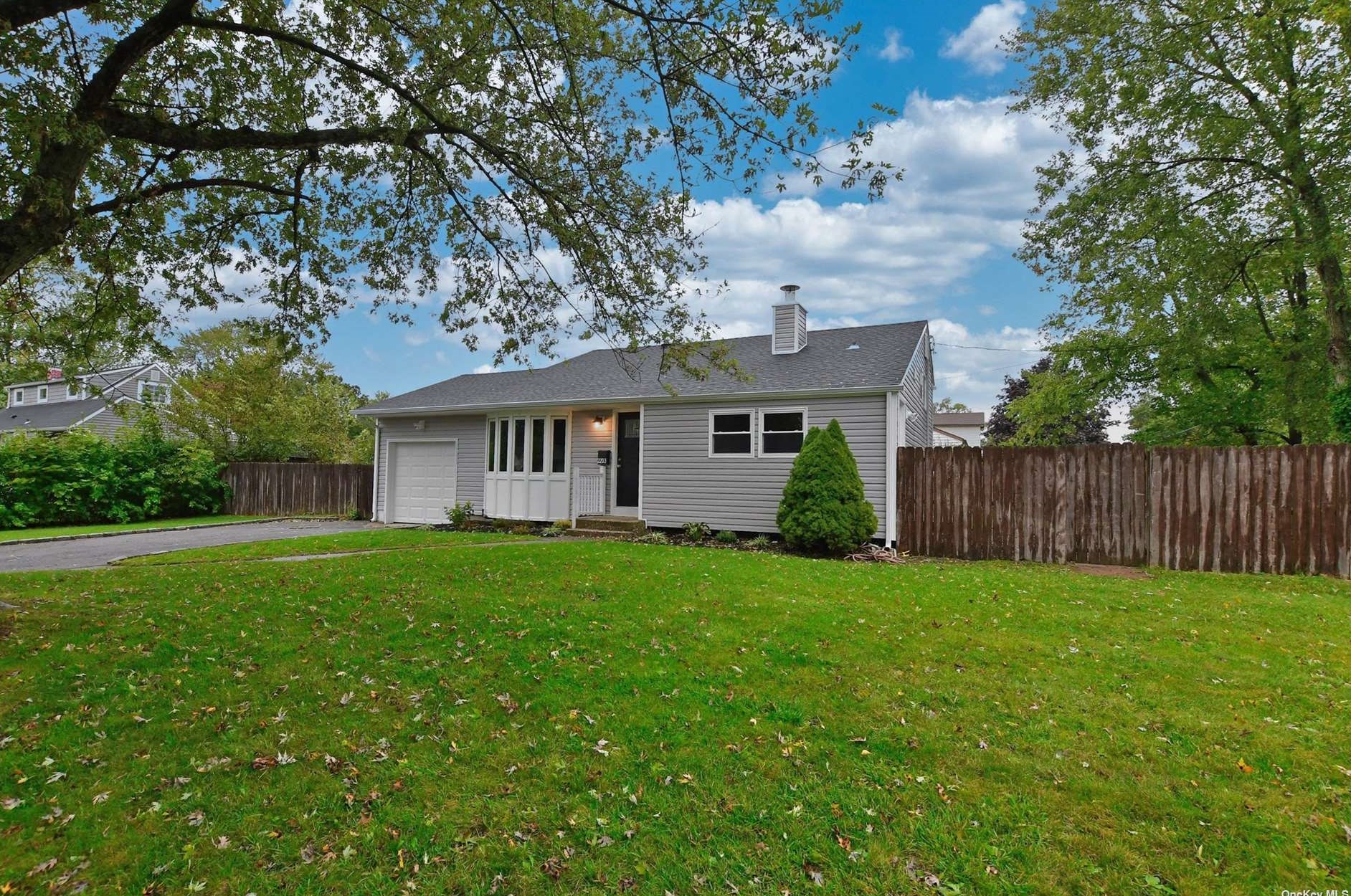 2203 Wave Ave, Gordon Heights, NY 11763-1721