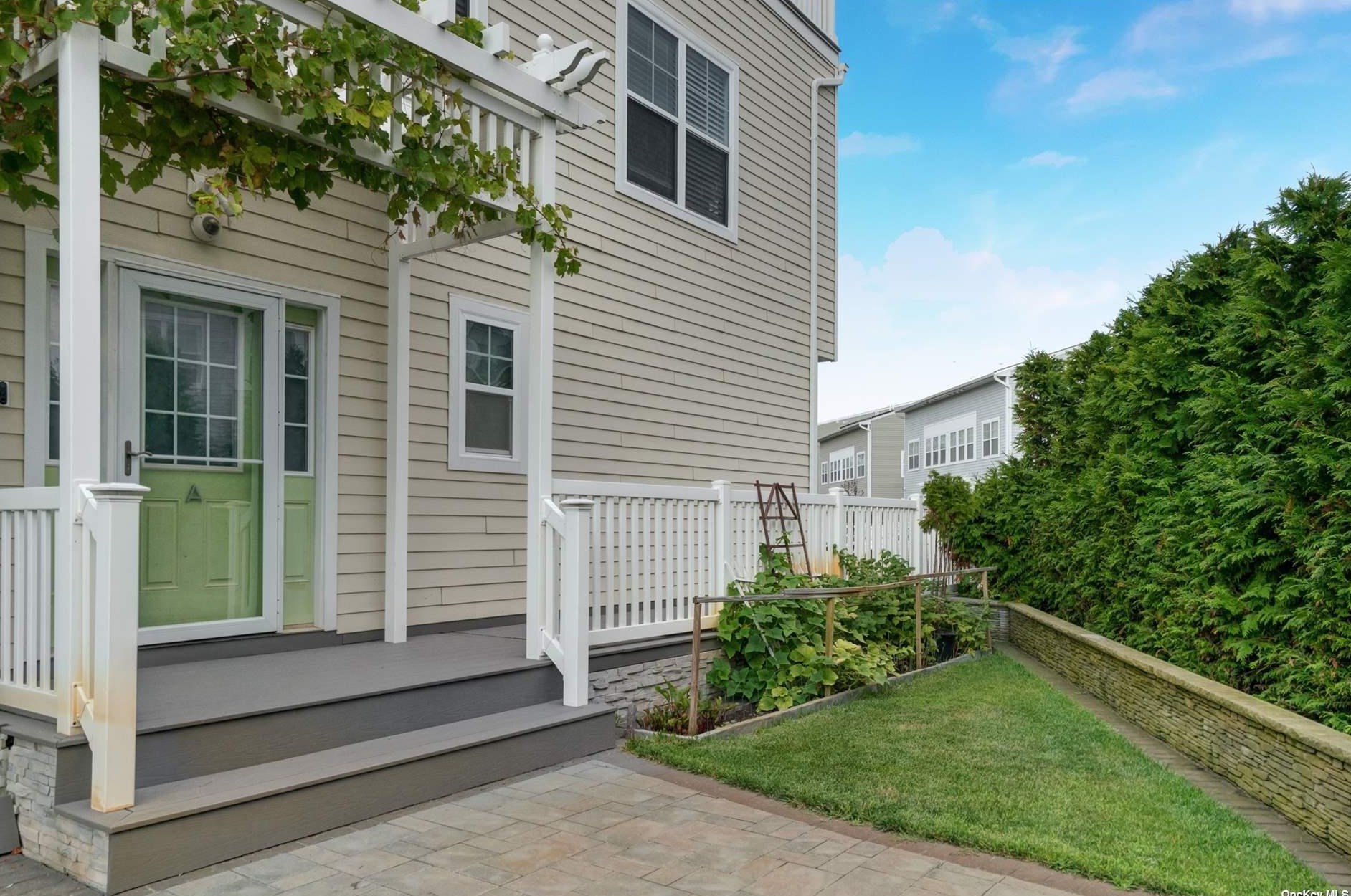 110 Beach Wy, Far Rockaway, NY 11692