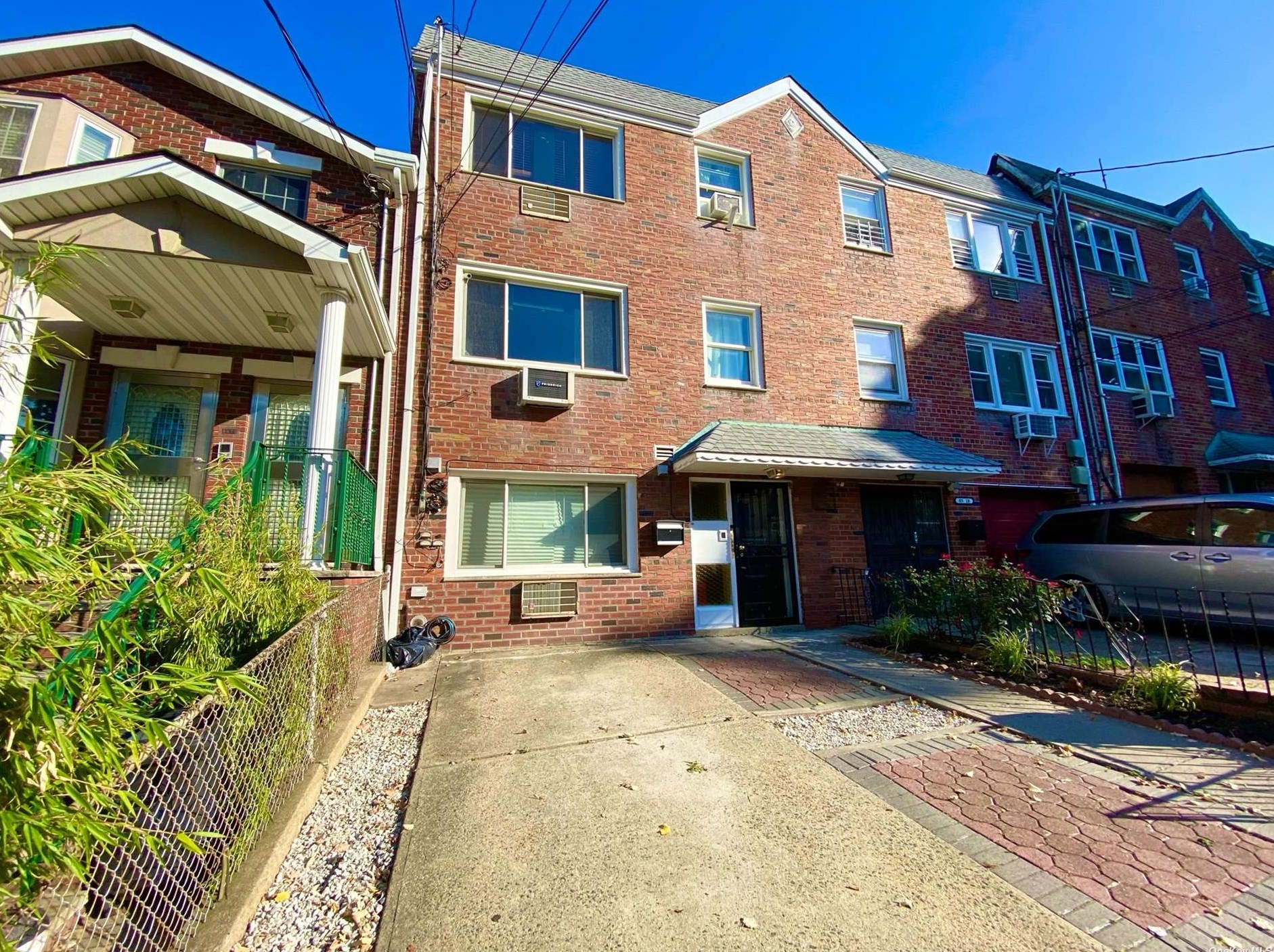 85-20 60th Dr, Flushing, NY 11379-3506