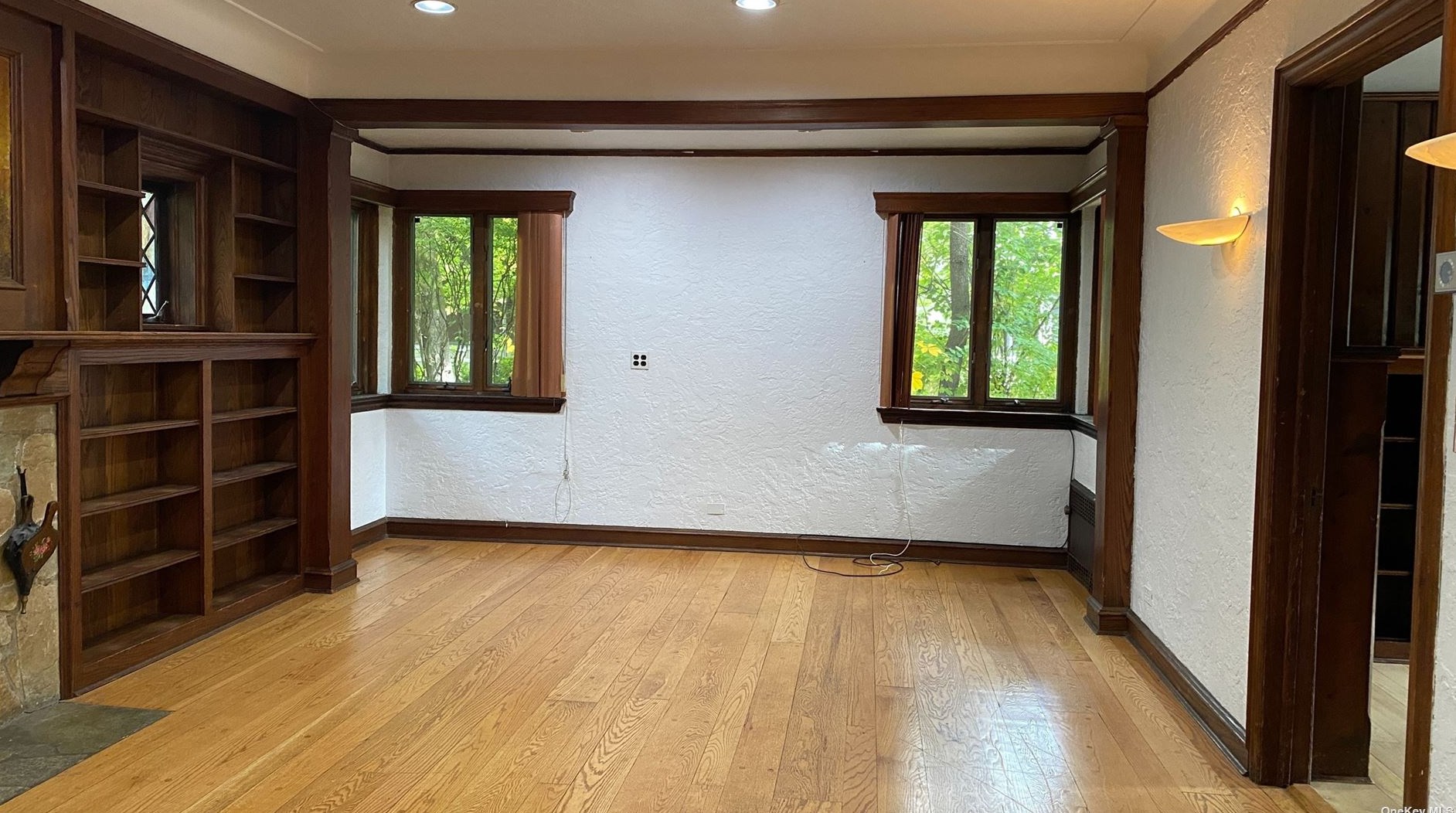 100 Hicks Ln, Great Neck, NY 11024