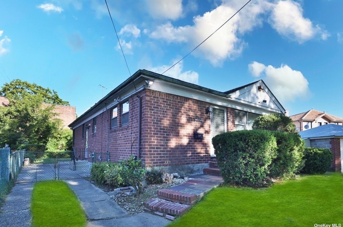 196-07 Weeks Ln, Flushing, NY 11365-3075