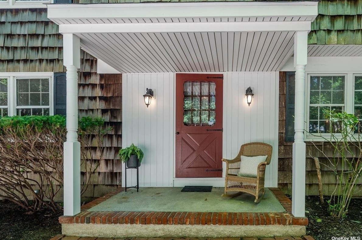 35 Sands Ln, Prt Jefferson Station, NY 11777-1146