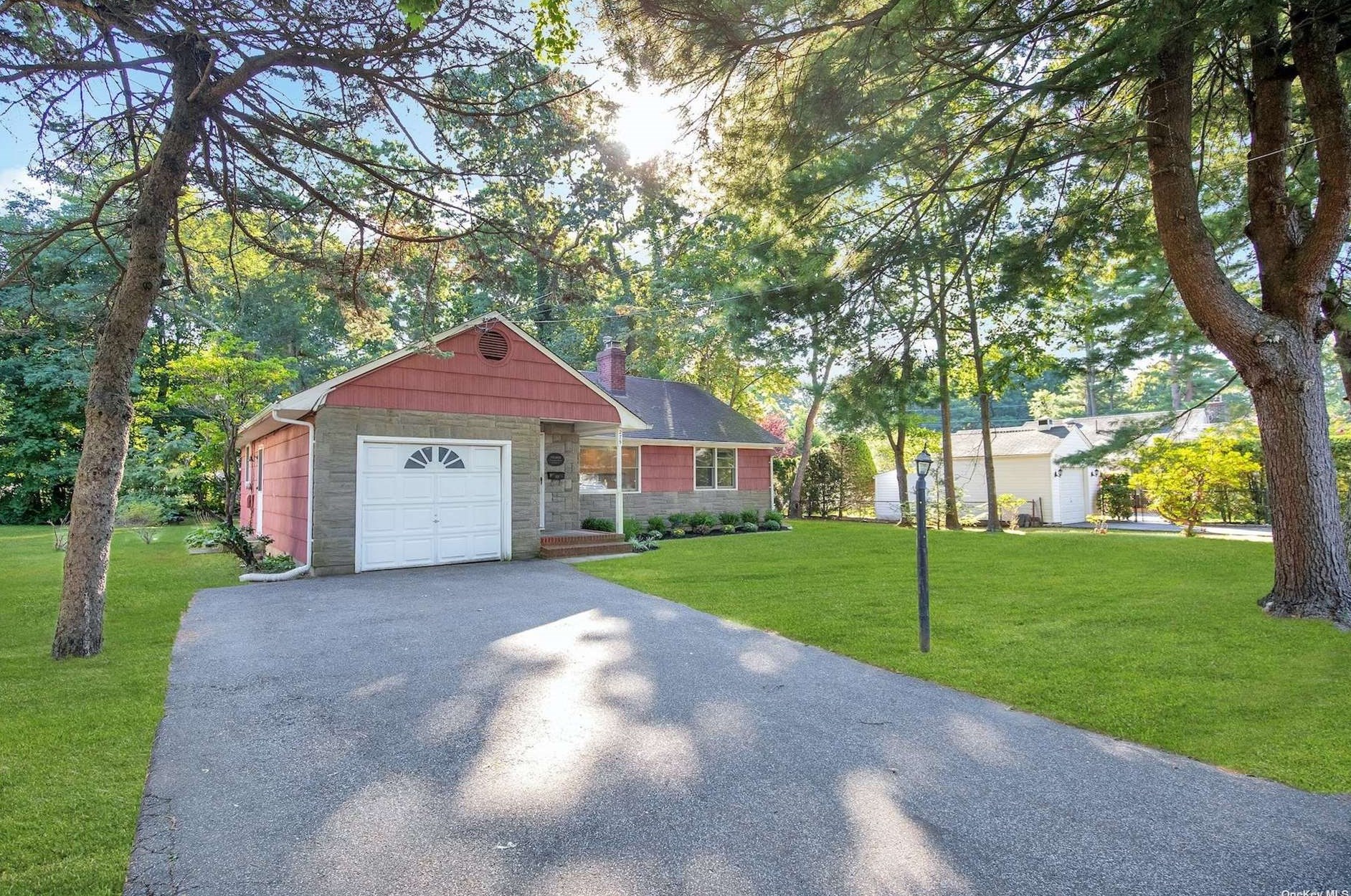 275 4th Ave, Head Of The Harbor, NY 11780-2319