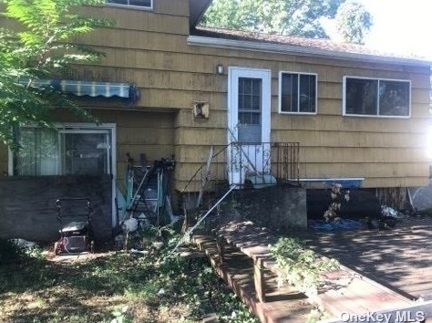 523 Ronkonkoma Ave, Hempstead, NY 11552-4320