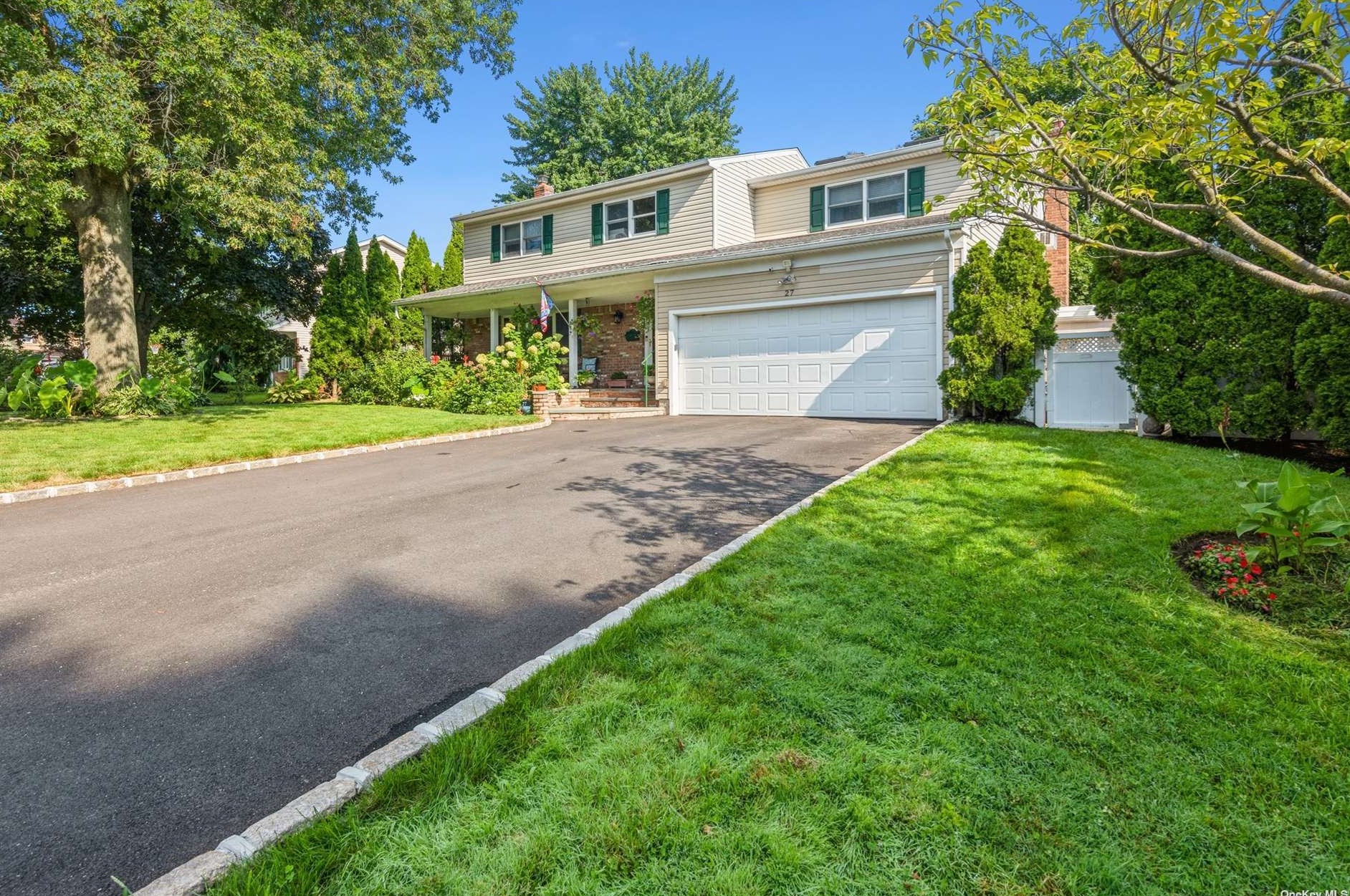 27 Redwood Ct, Glen Cove, NY 11542-3904