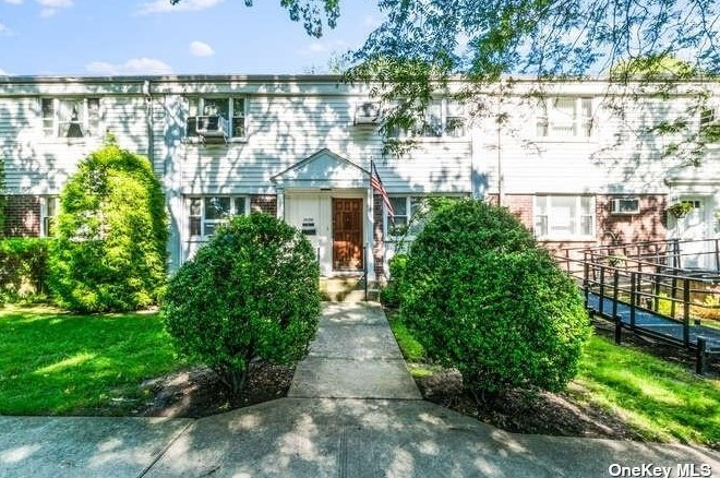 1629 212th St, Flushing, NY 11360-1526