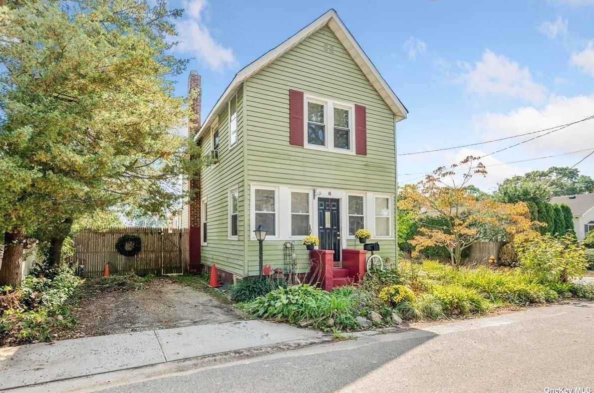 6 Peck Ave, North Merrick, NY 11566-2414