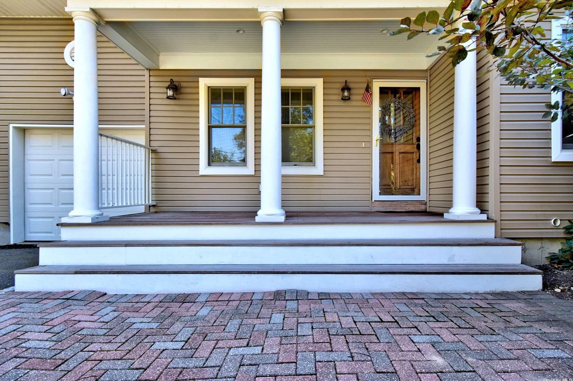 2 Sampson St, Sayville, NY 11782-1313