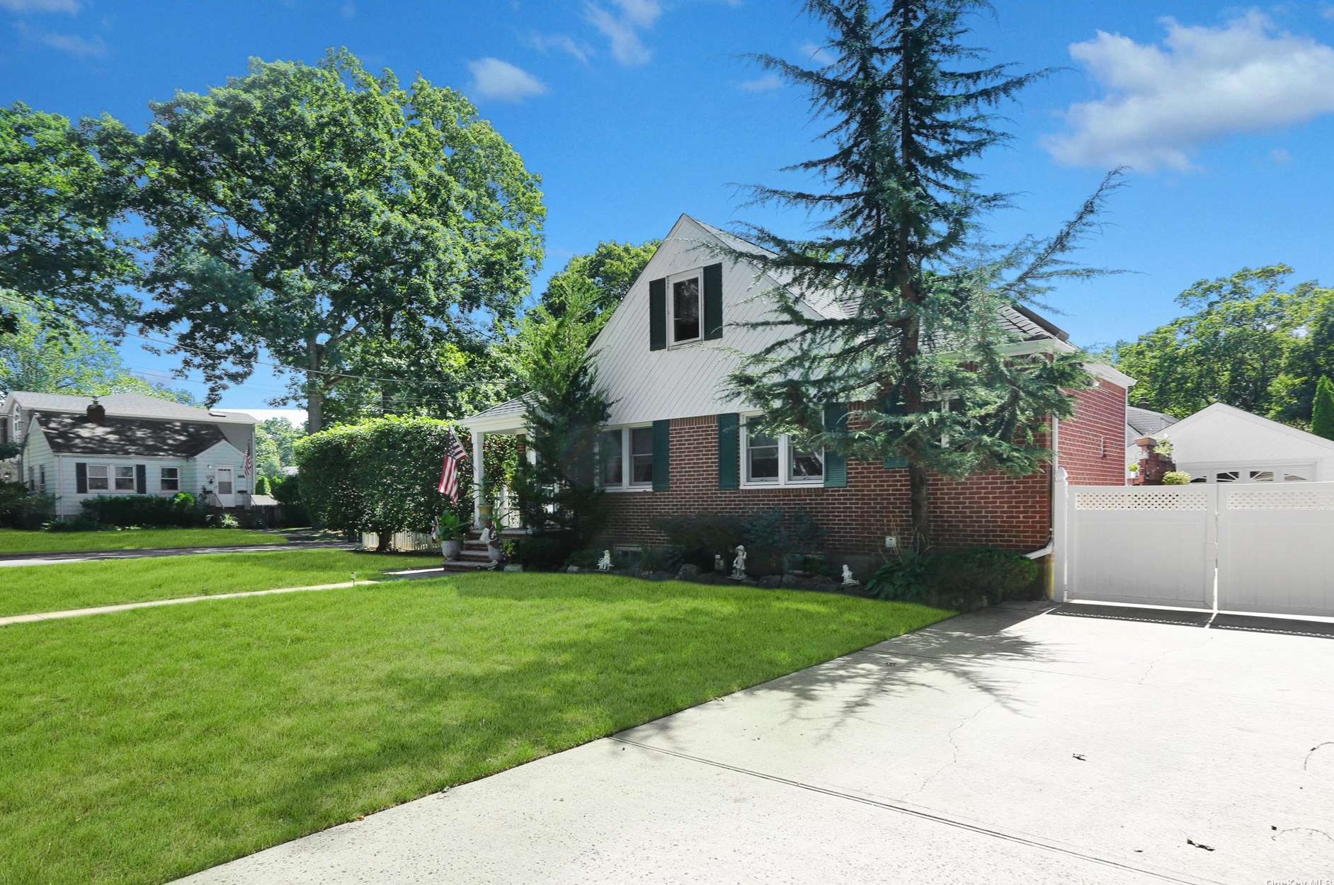 2040 Potter Ave, North Merrick, NY 11566-2130