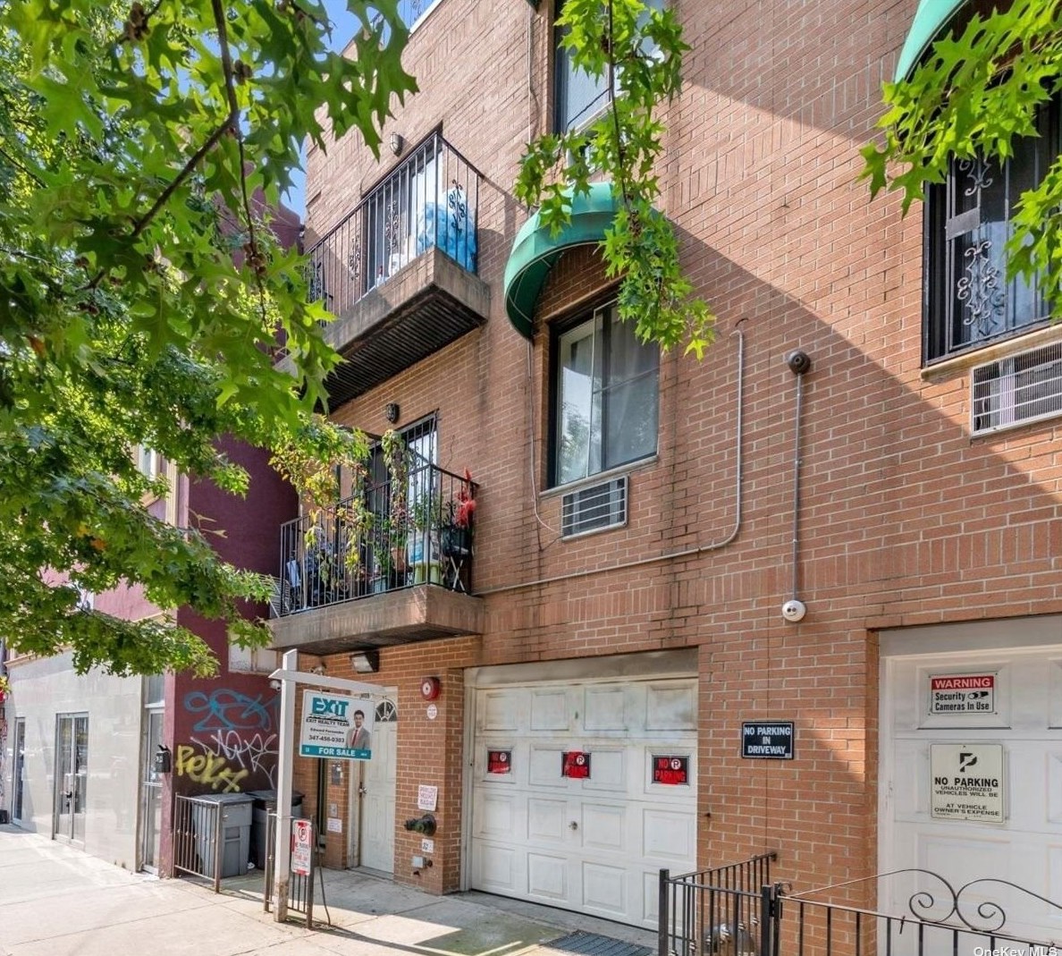 39-20 108th St, Flushing, NY 11368-2523