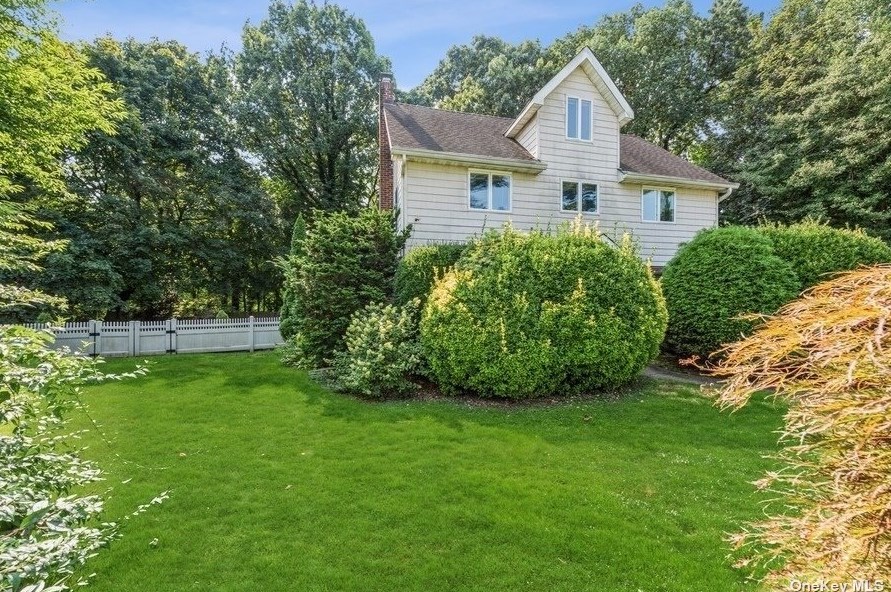 60 South Ct, East Hills, NY 11577-2115