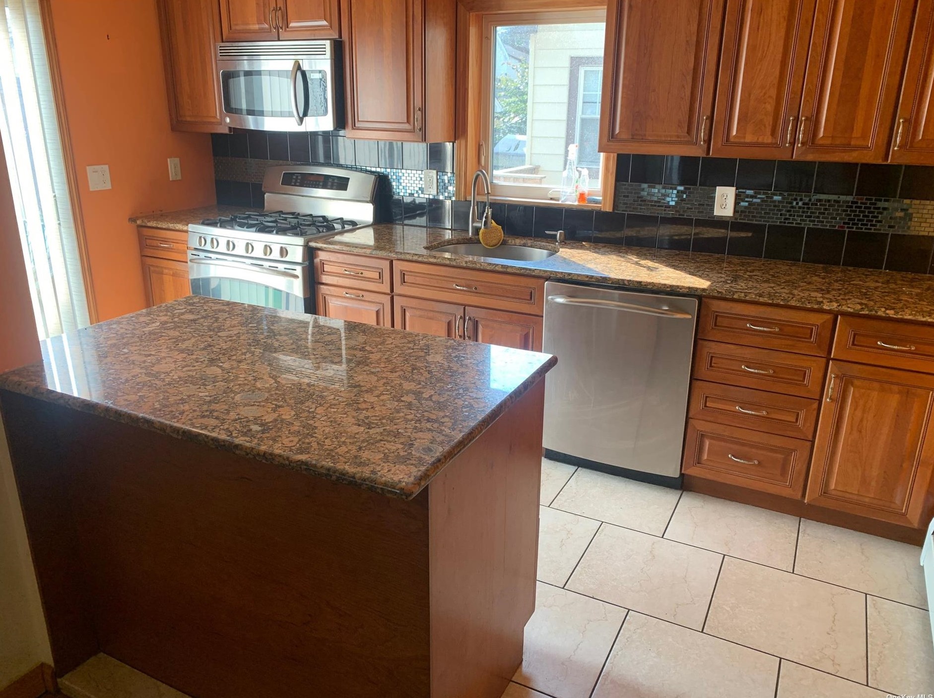 9235 245th St, Floral Park, NY 11001