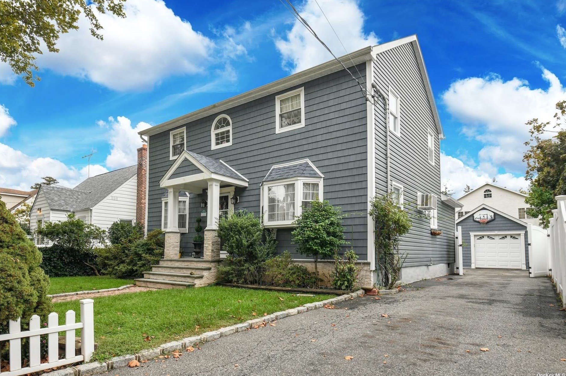 24 Ruxton St, New Hyde Park, NY 11040