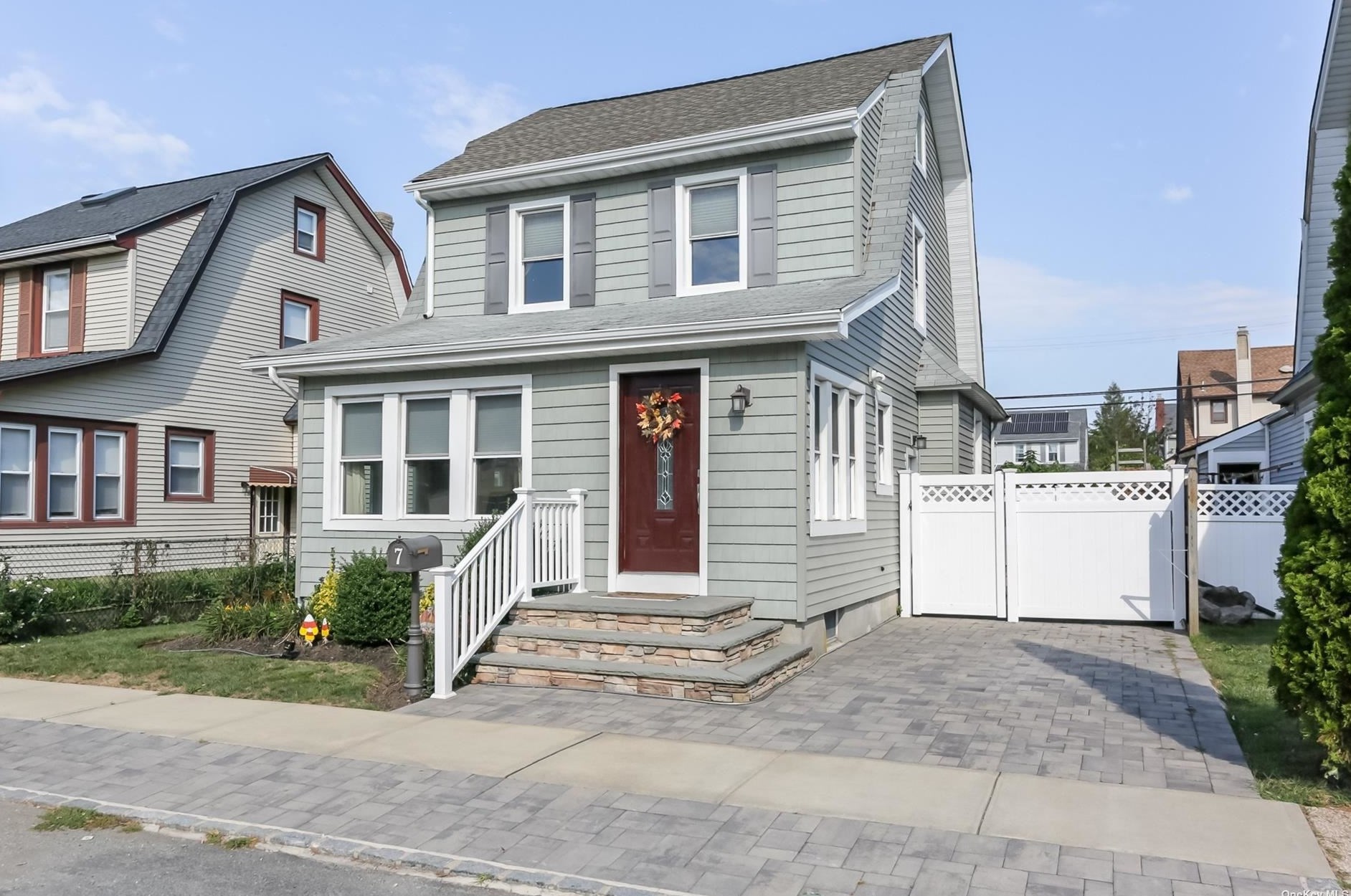7 Evergreen Dr, North Lindenhurst, NY 11757