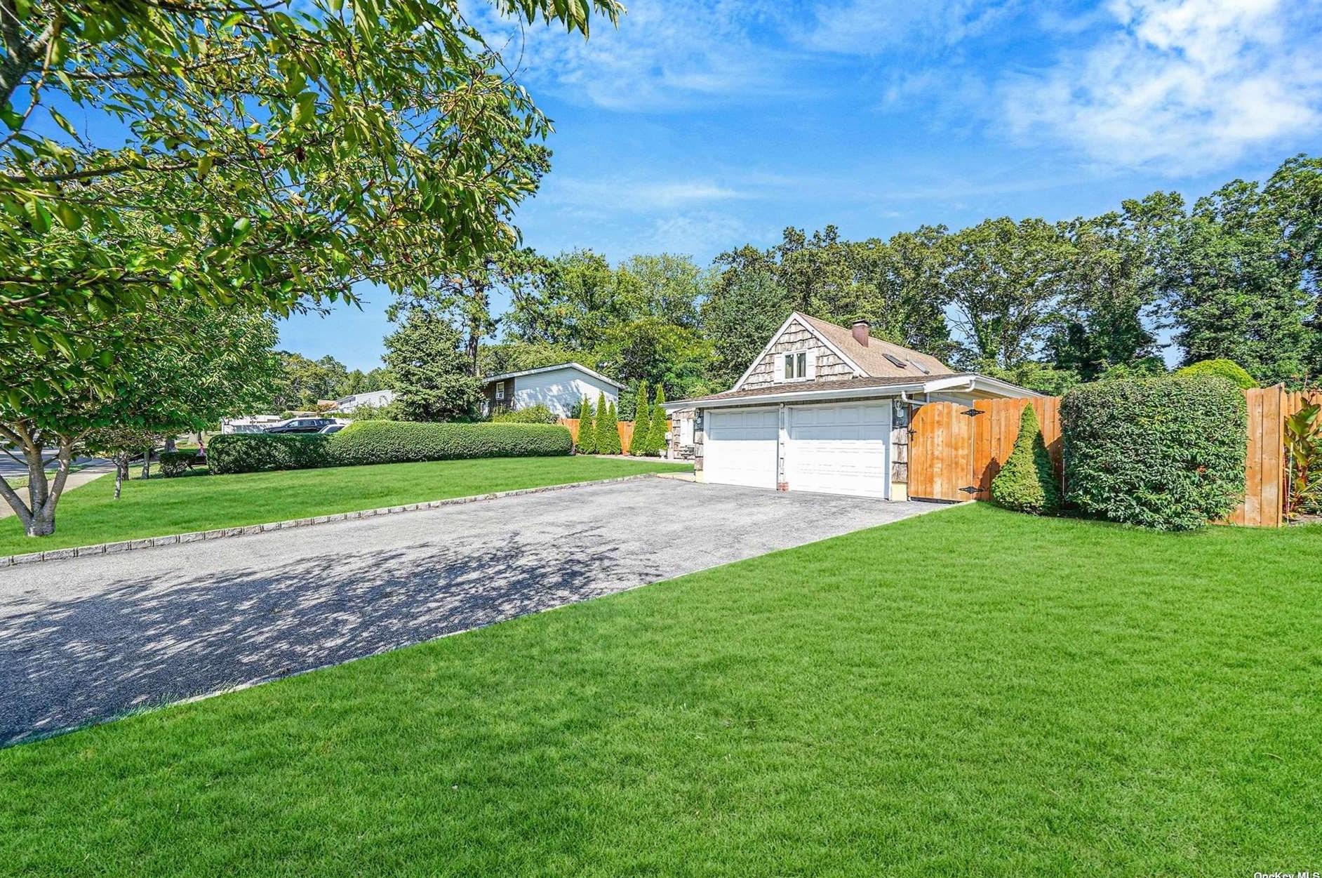 67 Snowberry Ln, Hauppauge, NY 11749-1610