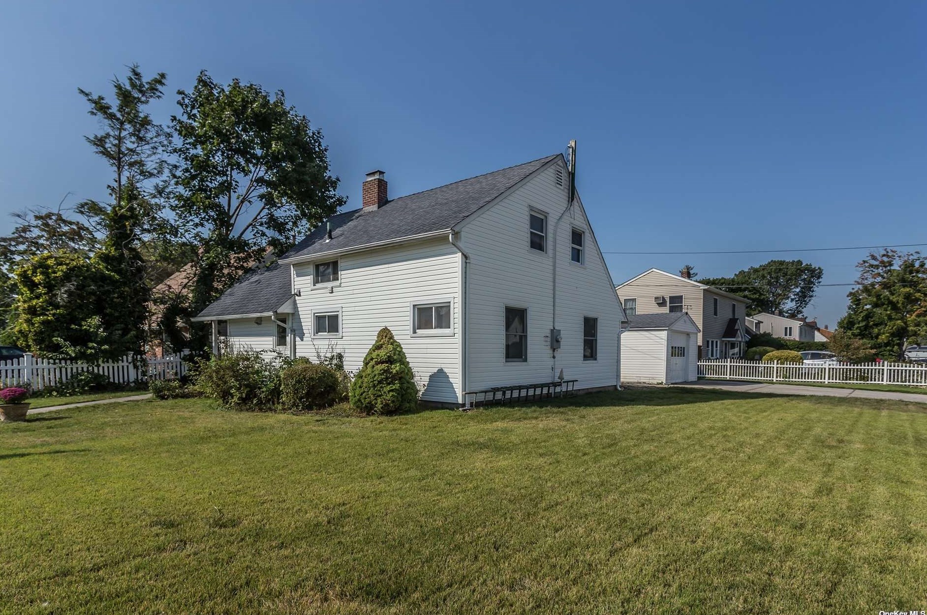 177 Meridian Rd, Plainedge, NY 11756-4245