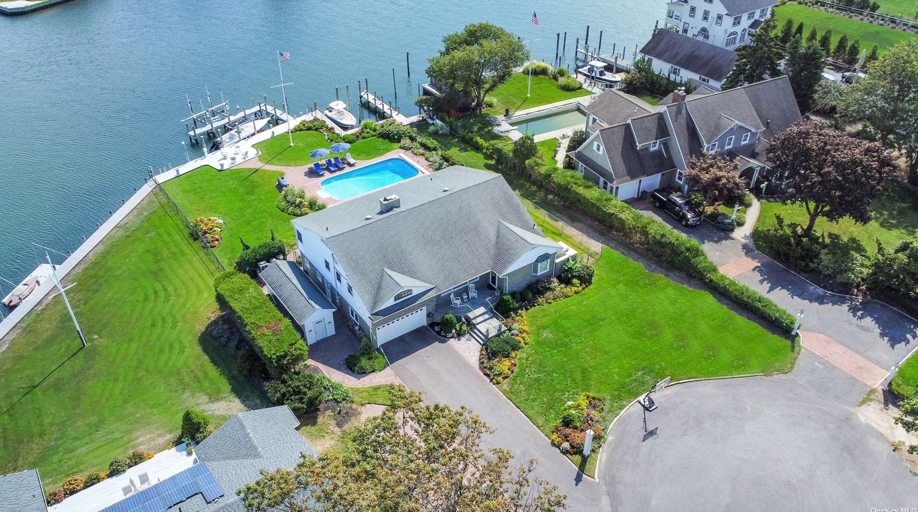 1 Bayside Ave, Amityville, NY 11701