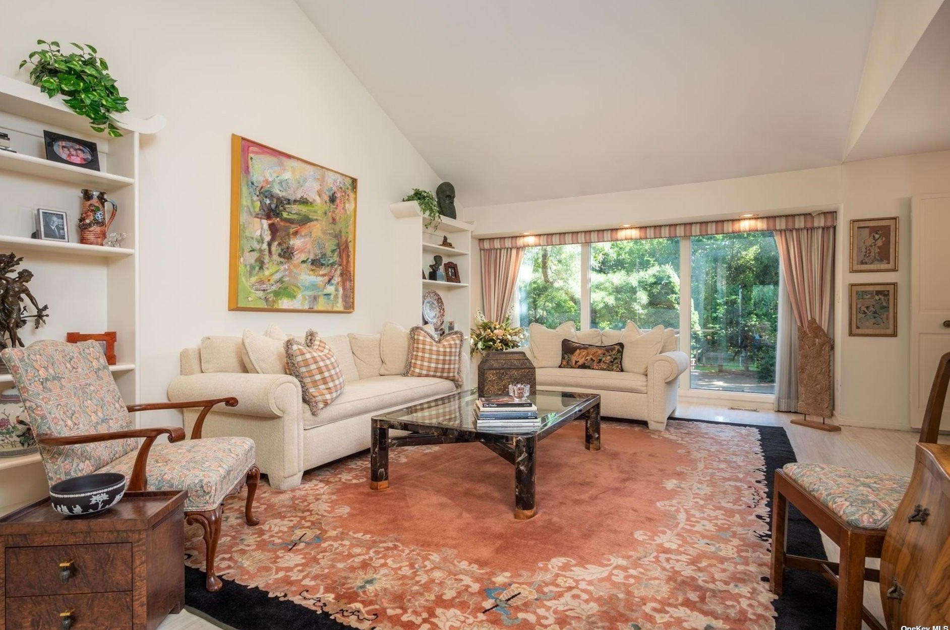 7 Green Dr, East Hills, NY 11576-3208