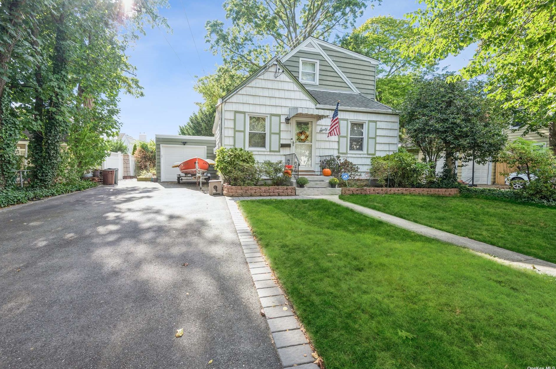 69 Washington St, North Merrick, NY 11566-3530