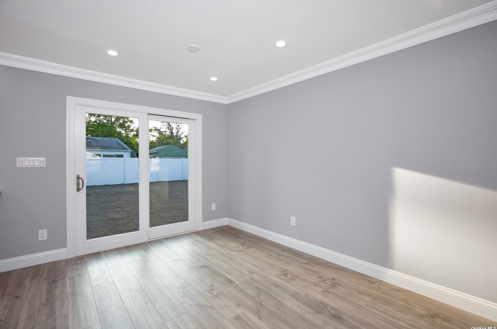 27 Larry Dr, Commack NY 11725-3327 exterior