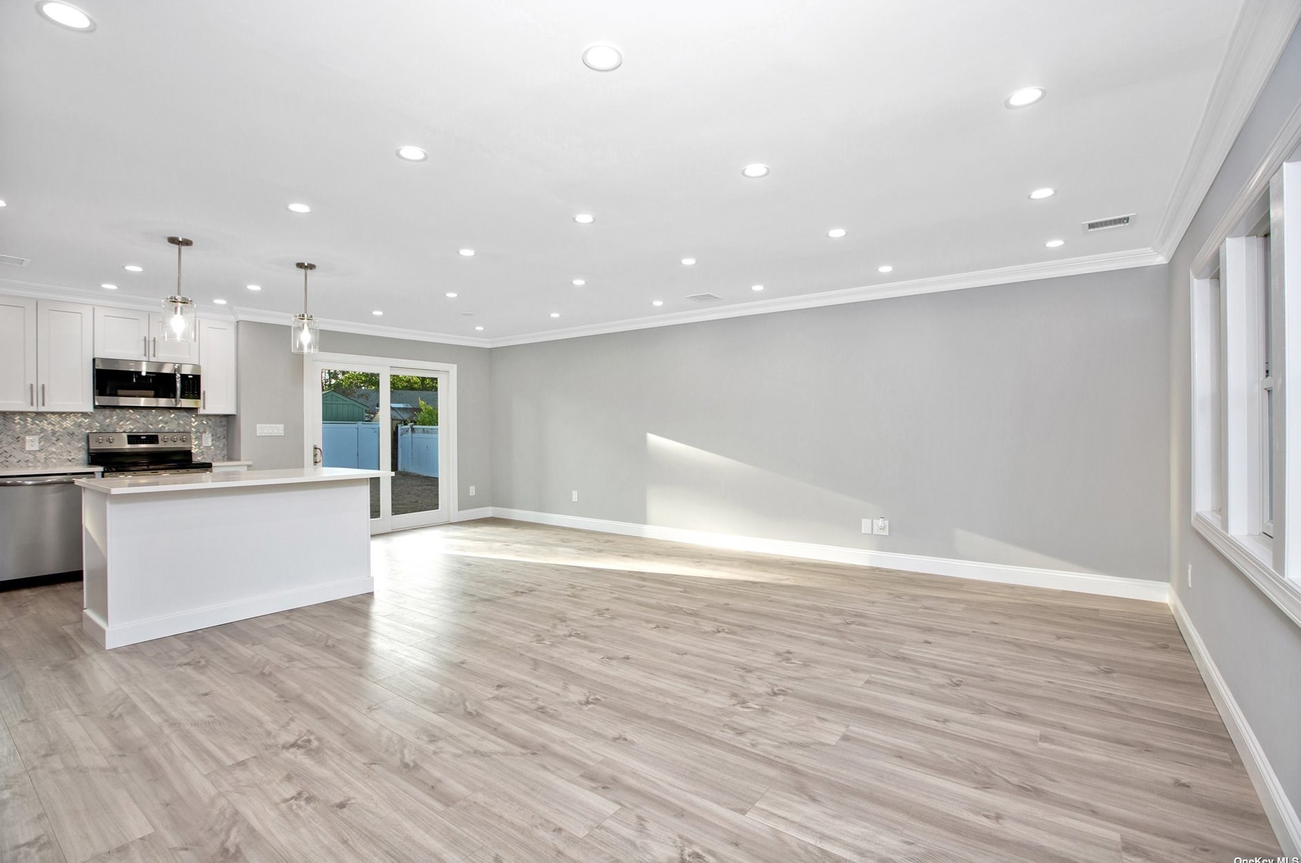 27 Larry Dr, Commack NY 11725-3327 exterior