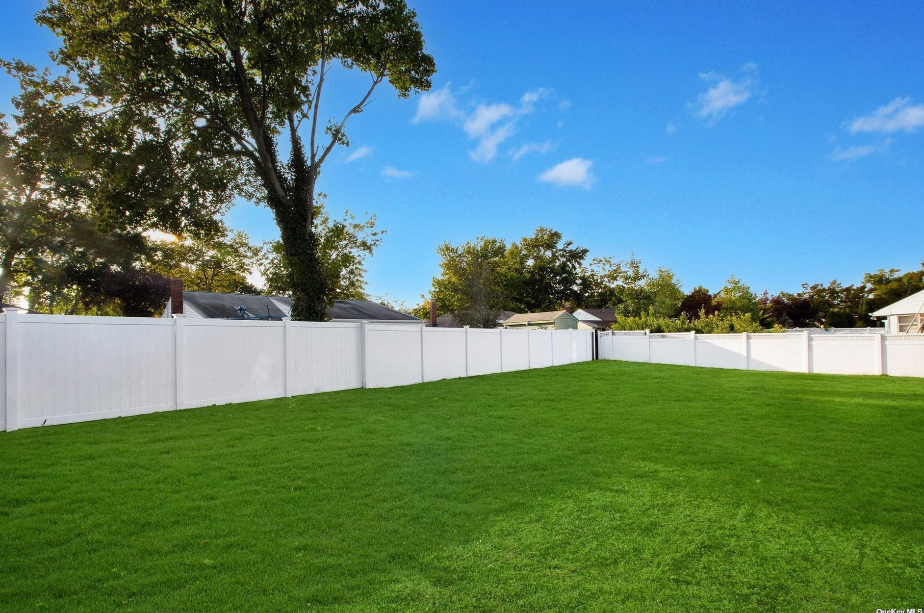 27 Larry Dr, Commack NY 11725-3327 exterior