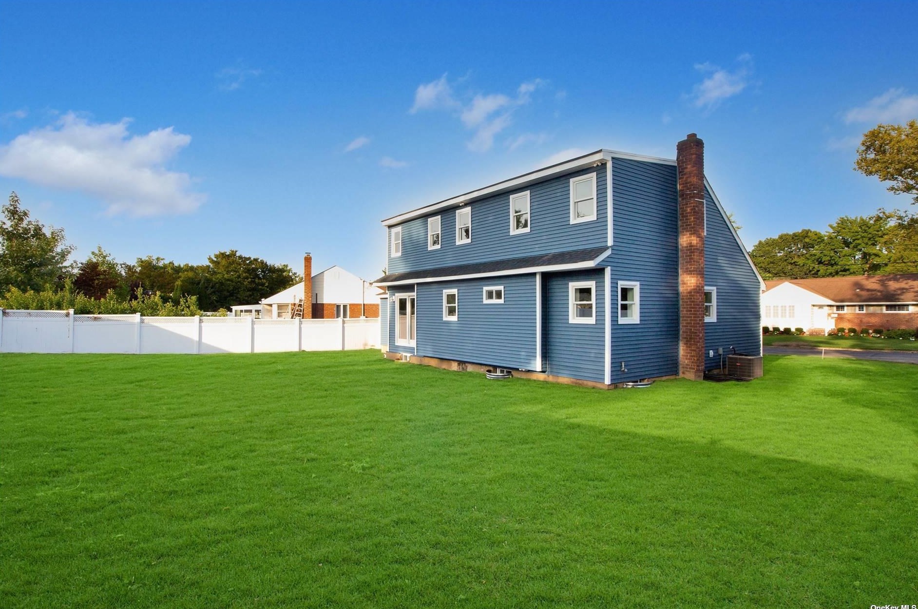 27 Larry Dr, Commack NY 11725-3327 exterior