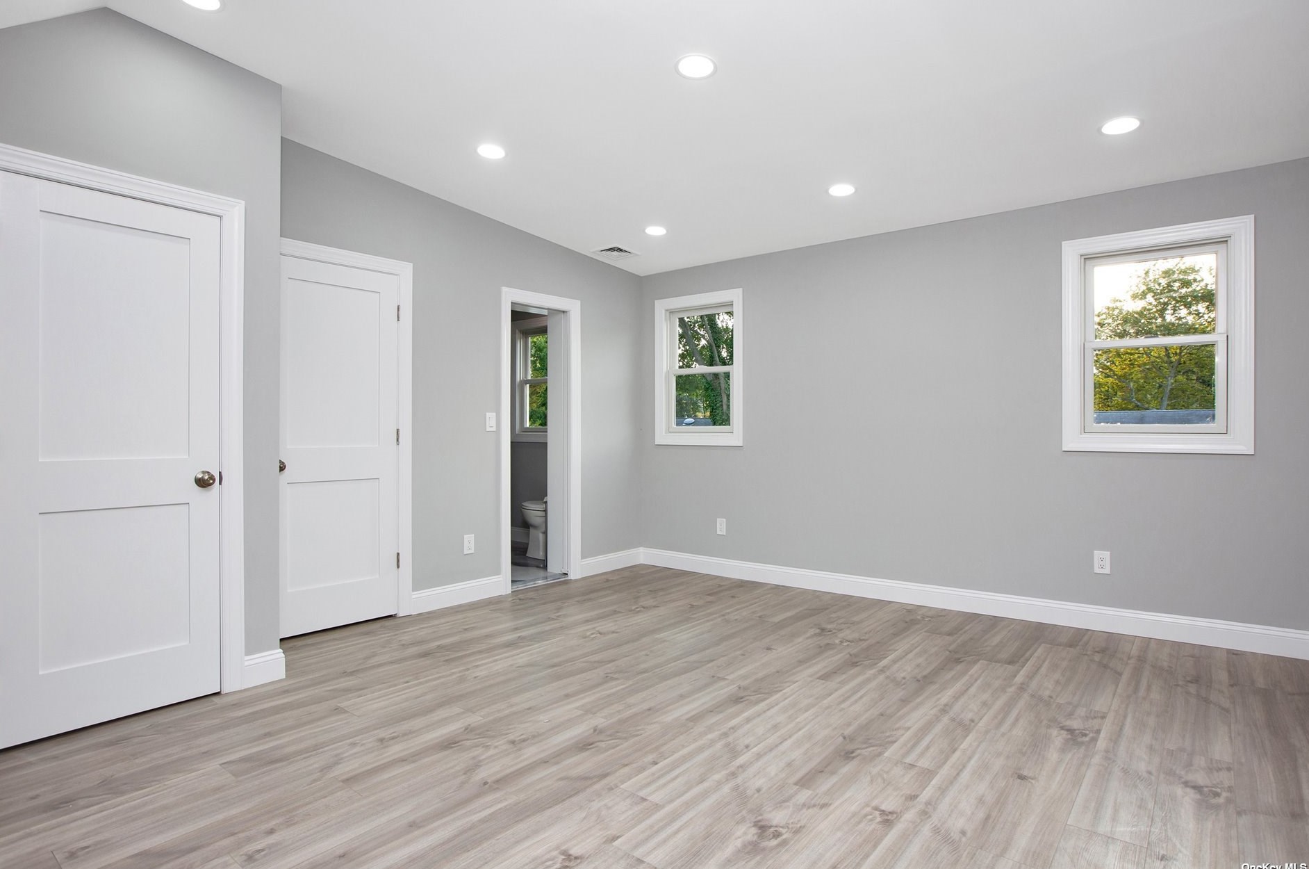 27 Larry Dr, Commack NY 11725-3327 exterior