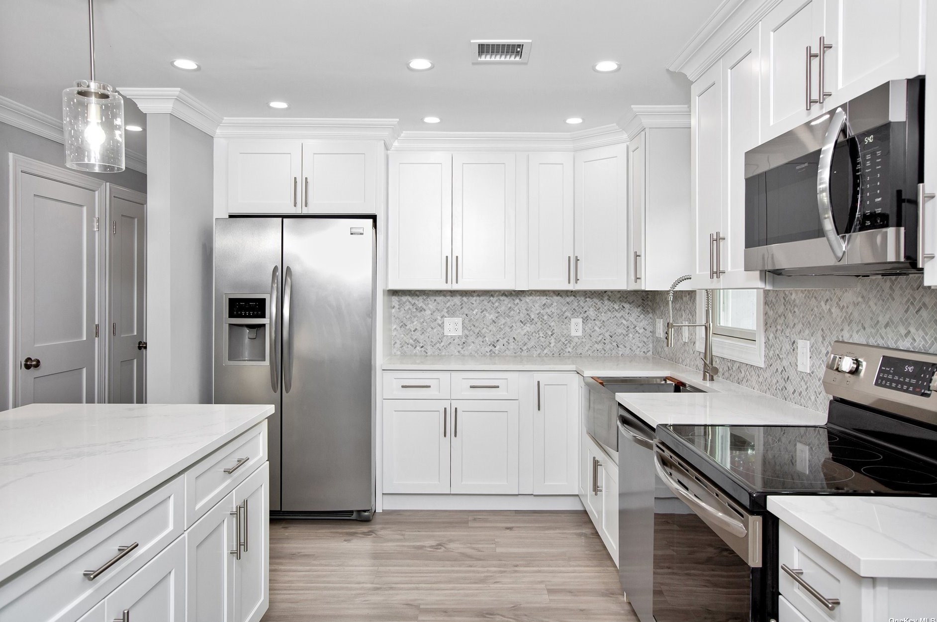 27 Larry Dr, Commack NY 11725-3327 exterior