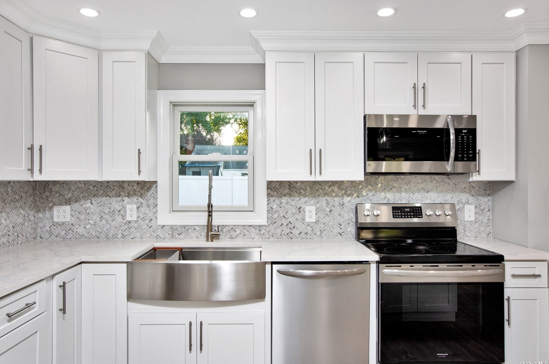 27 Larry Dr, Commack NY 11725-3327 exterior