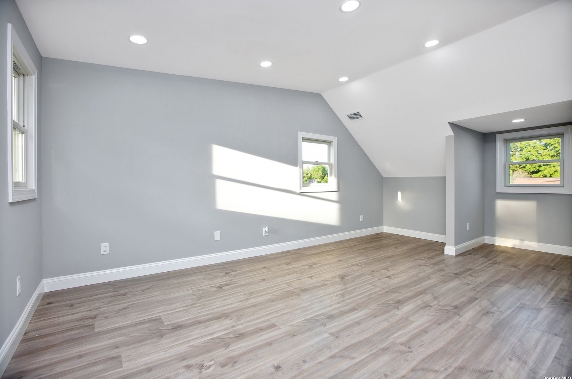 27 Larry Dr, Commack NY 11725-3327 exterior