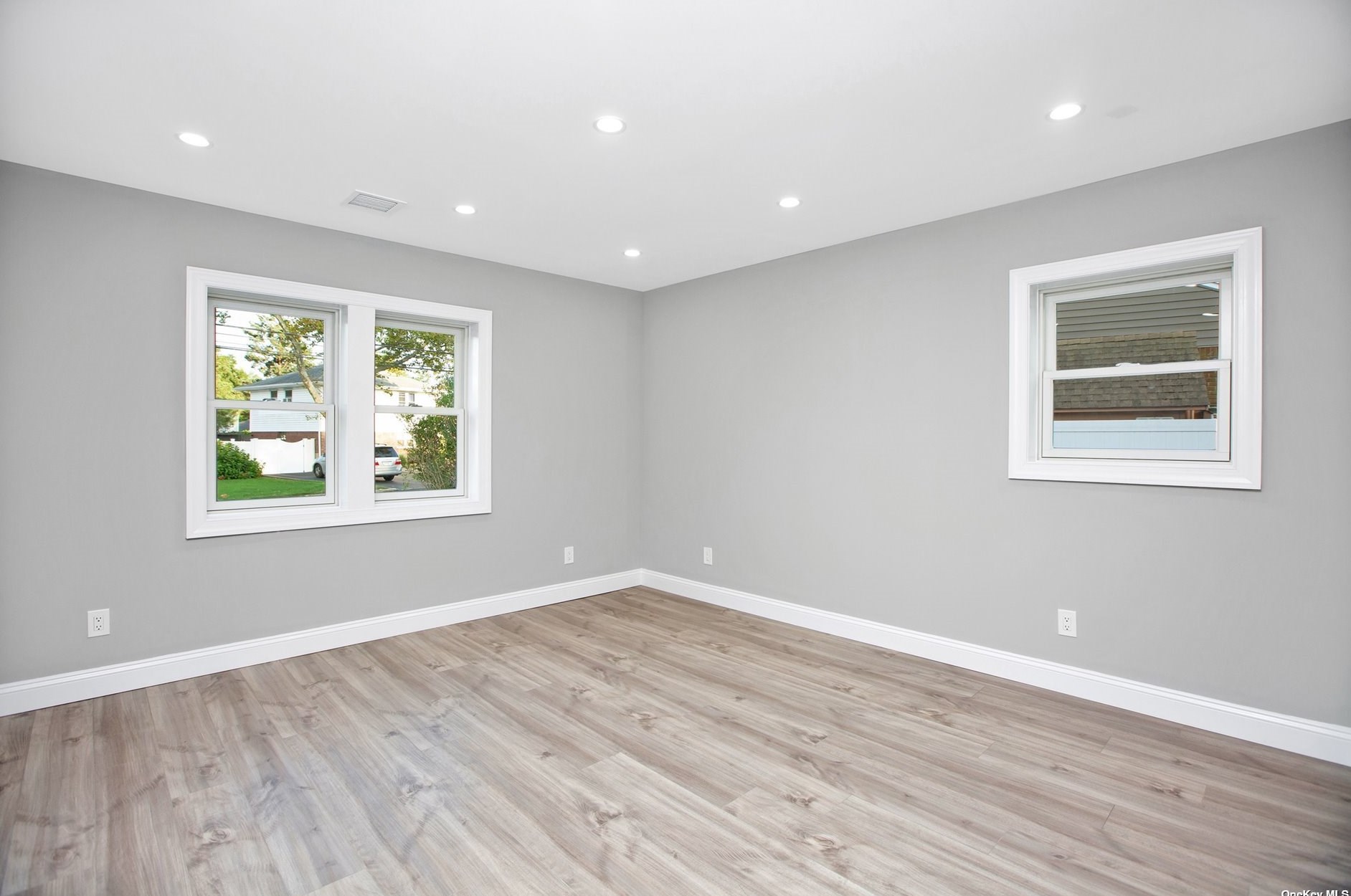 27 Larry Dr, Commack NY 11725-3327 exterior