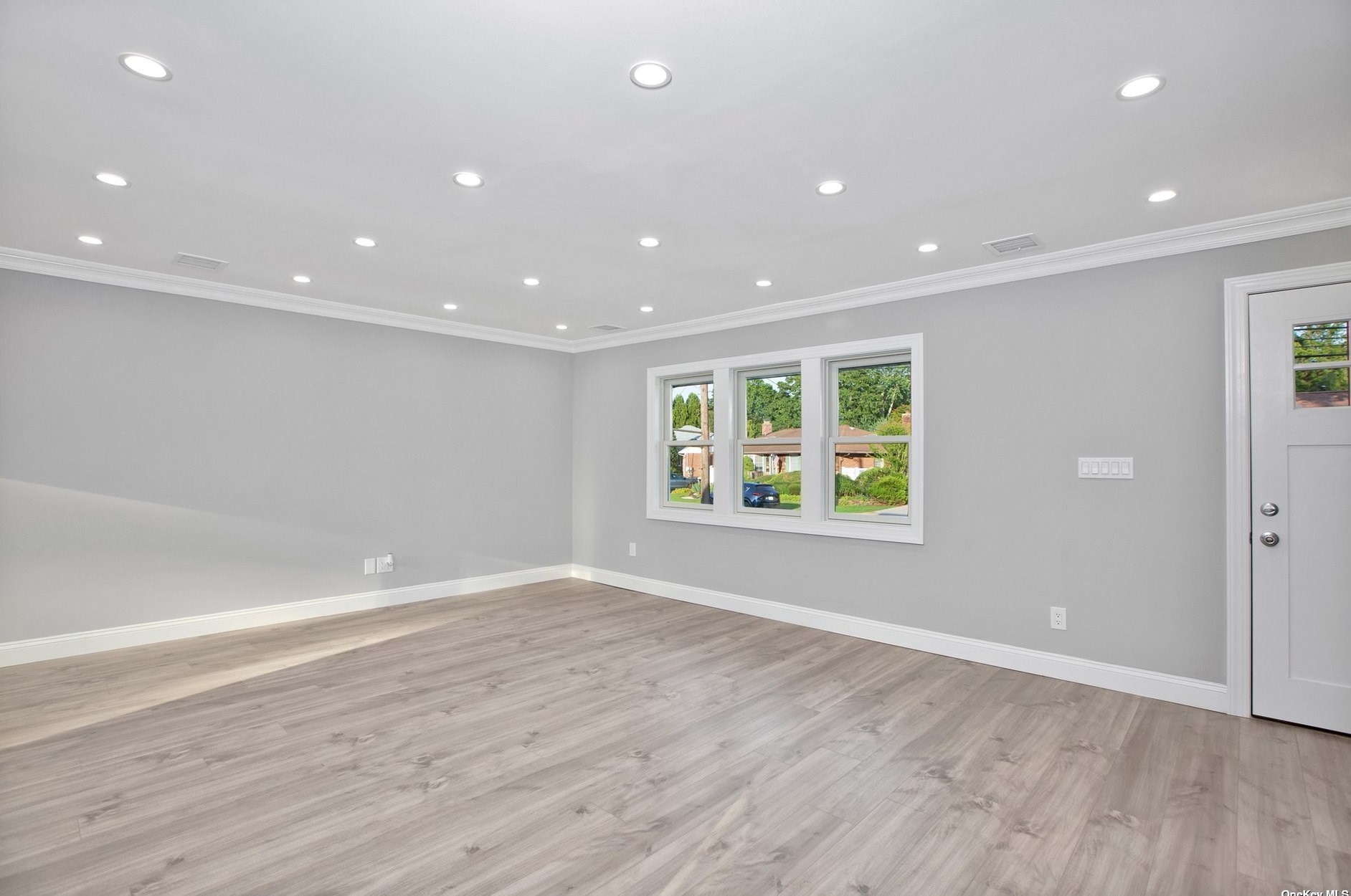 27 Larry Dr, Commack NY 11725-3327 exterior